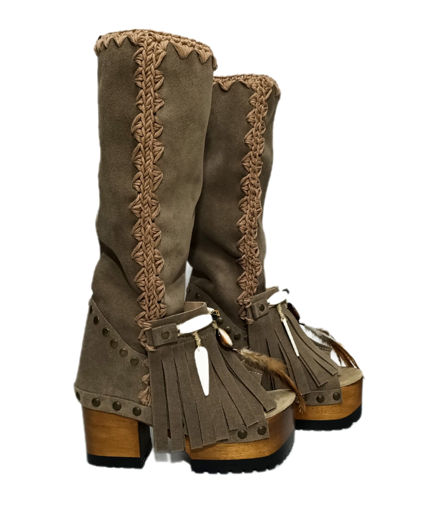 Bohemian-style boots in earth-colored suede leather. Bohemian-style platform boots, decorated with horns, fringes, feathers, and shells. High-end footwear handmade to order. Exclusive design by Sol Caleyo.