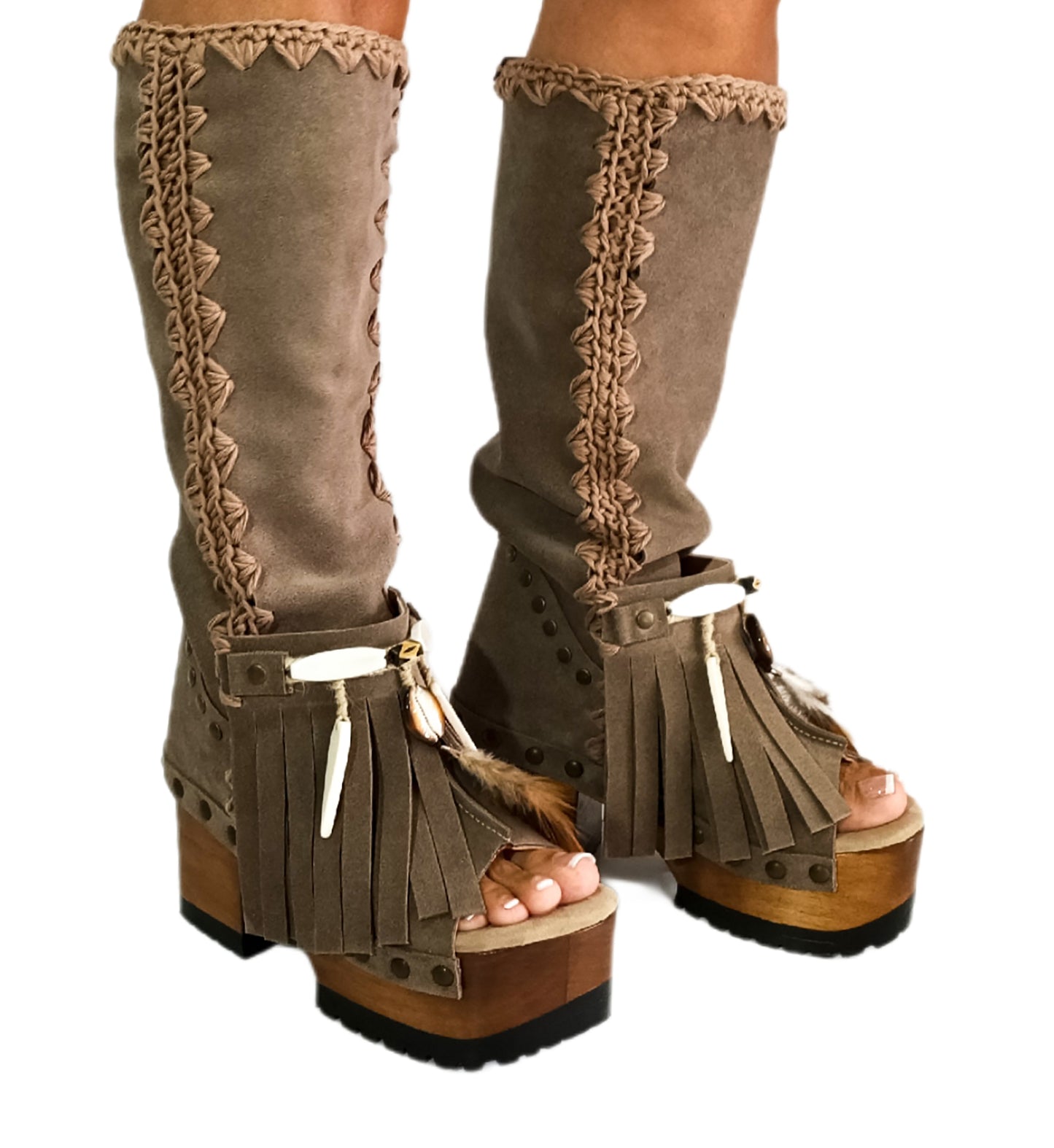 Bohemian-style boots in earth-colored suede leather. Bohemian-style platform boots, decorated with horns, fringes, feathers, and shells. High-end footwear handmade to order. Exclusive design by Sol Caleyo.