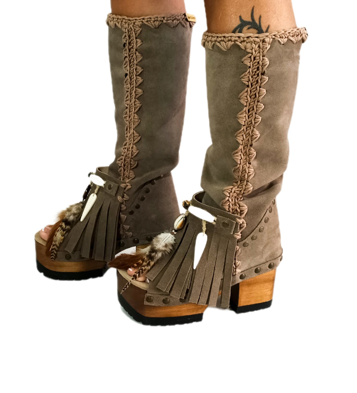 Bohemian-style boots in earth-colored suede leather. Bohemian-style platform boots, decorated with horns, fringes, feathers, and shells. High-end footwear handmade to order. Exclusive design by Sol Caleyo.