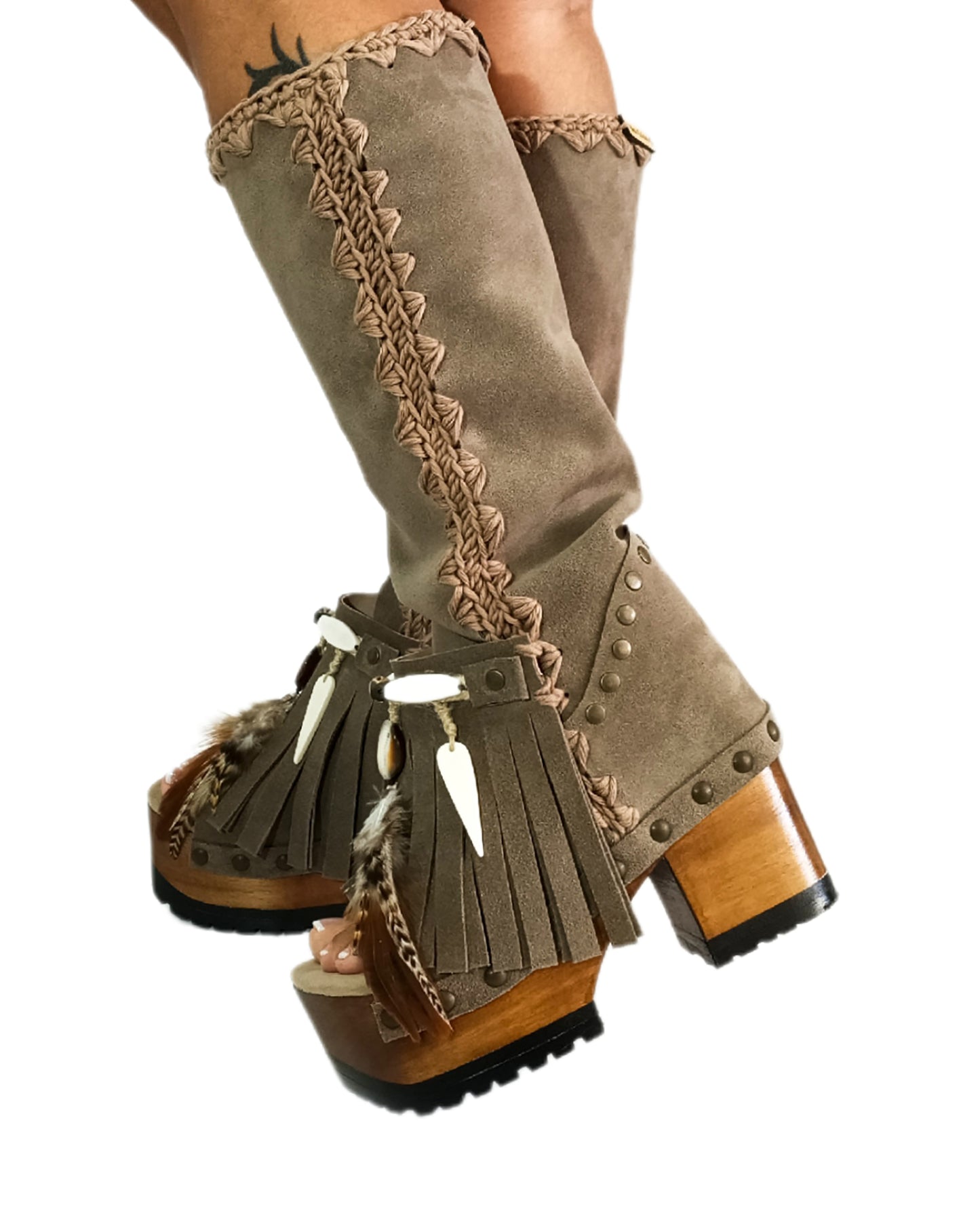 Bohemian-style boots in earth-colored suede leather. Bohemian-style platform boots, decorated with horns, fringes, feathers, and shells. High-end footwear handmade to order. Exclusive design by Sol Caleyo.