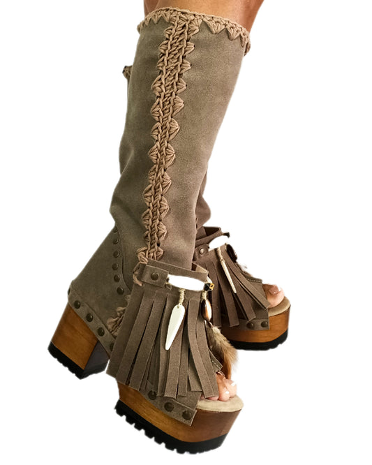 Bohemian-style boots in earth-colored suede leather. Bohemian-style platform boots, decorated with horns, fringes, feathers, and shells. High-end footwear handmade to order. Exclusive design by Sol Caleyo.