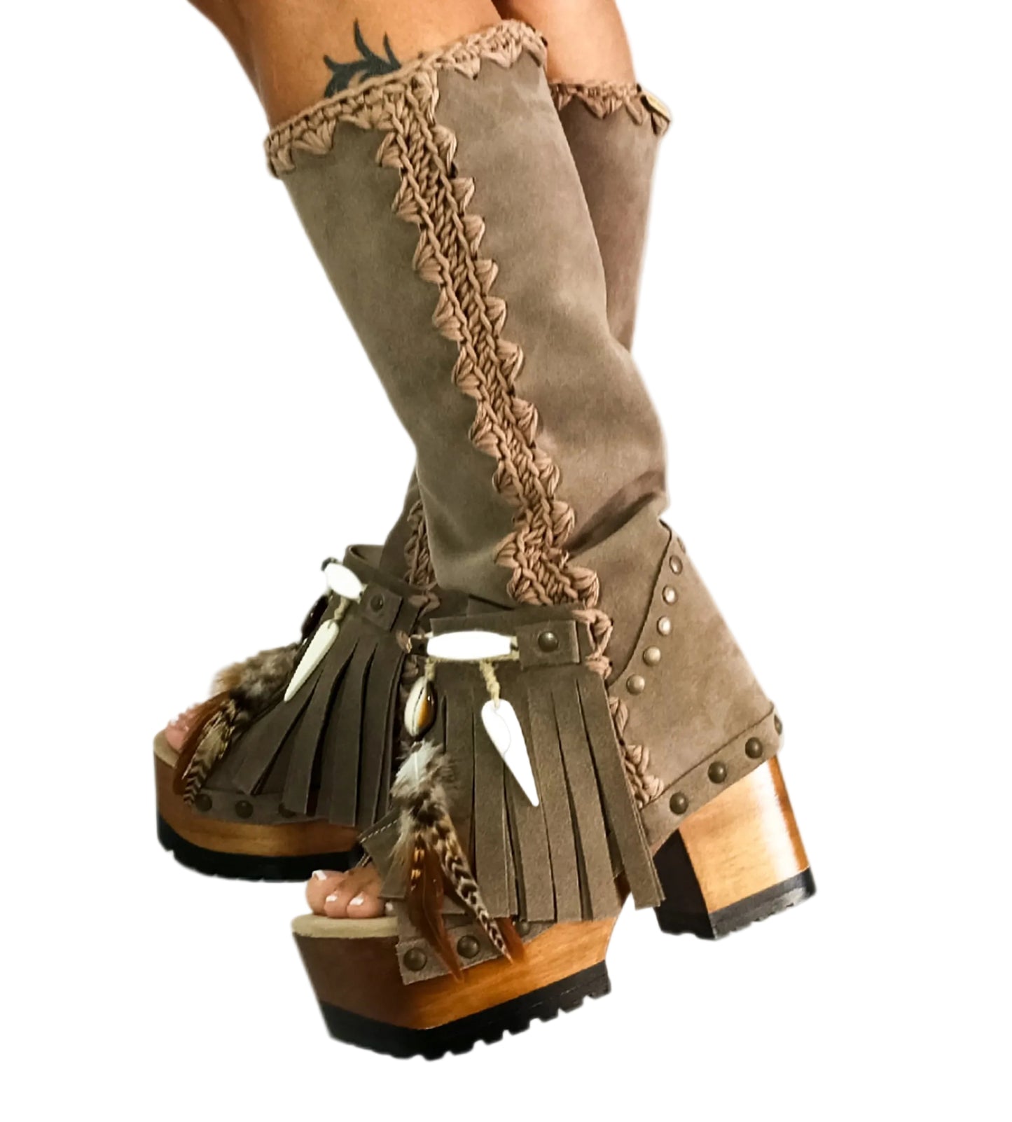 Bohemian-style boots in earth-colored suede leather. Bohemian-style platform boots, decorated with horns, fringes, feathers, and shells. High-end footwear handmade to order. Exclusive design by Sol Caleyo.