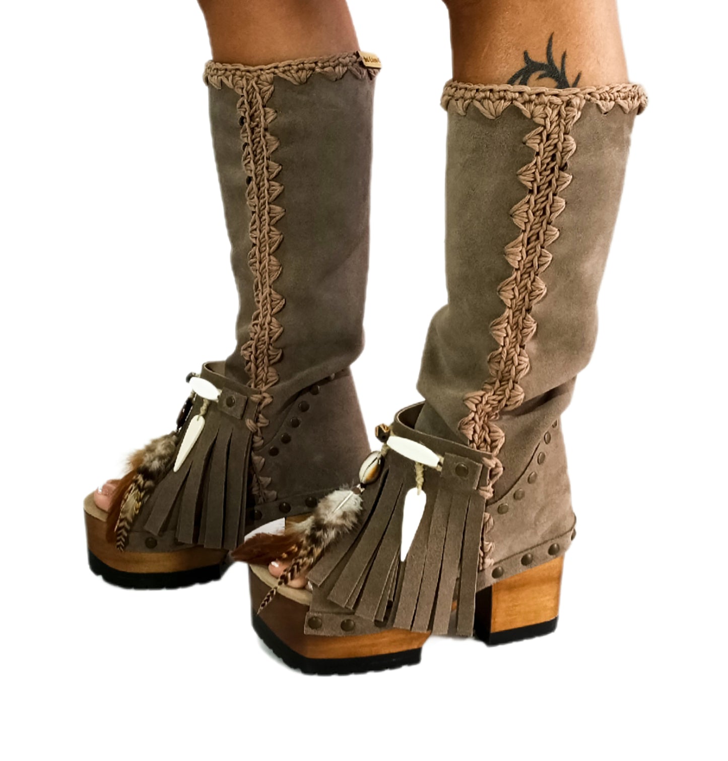 Bohemian-style boots in earth-colored suede leather. Bohemian-style platform boots, decorated with horns, fringes, feathers, and shells. High-end footwear handmade to order. Exclusive design by Sol Caleyo.