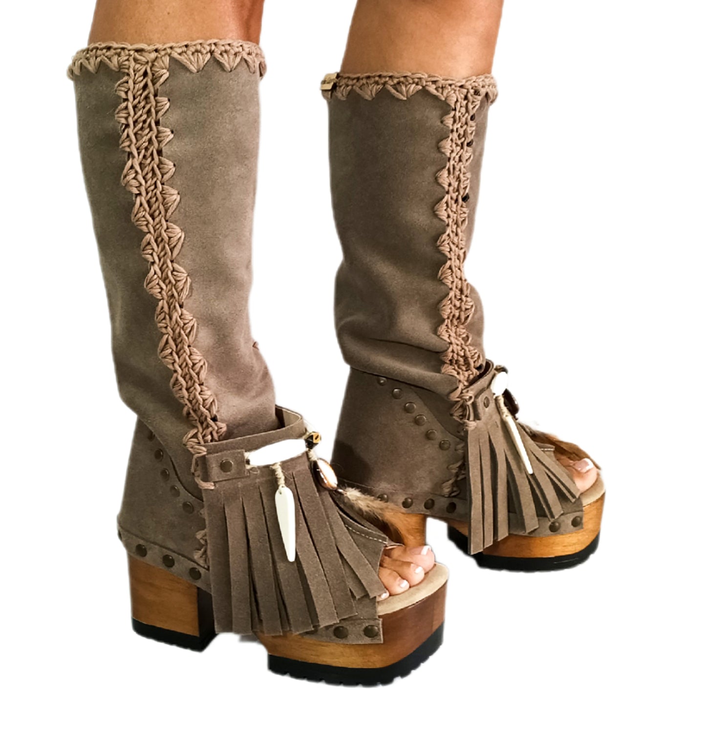 Bohemian-style boots in earth-colored suede leather. Bohemian-style platform boots, decorated with horns, fringes, feathers, and shells. High-end footwear handmade to order. Exclusive design by Sol Caleyo.