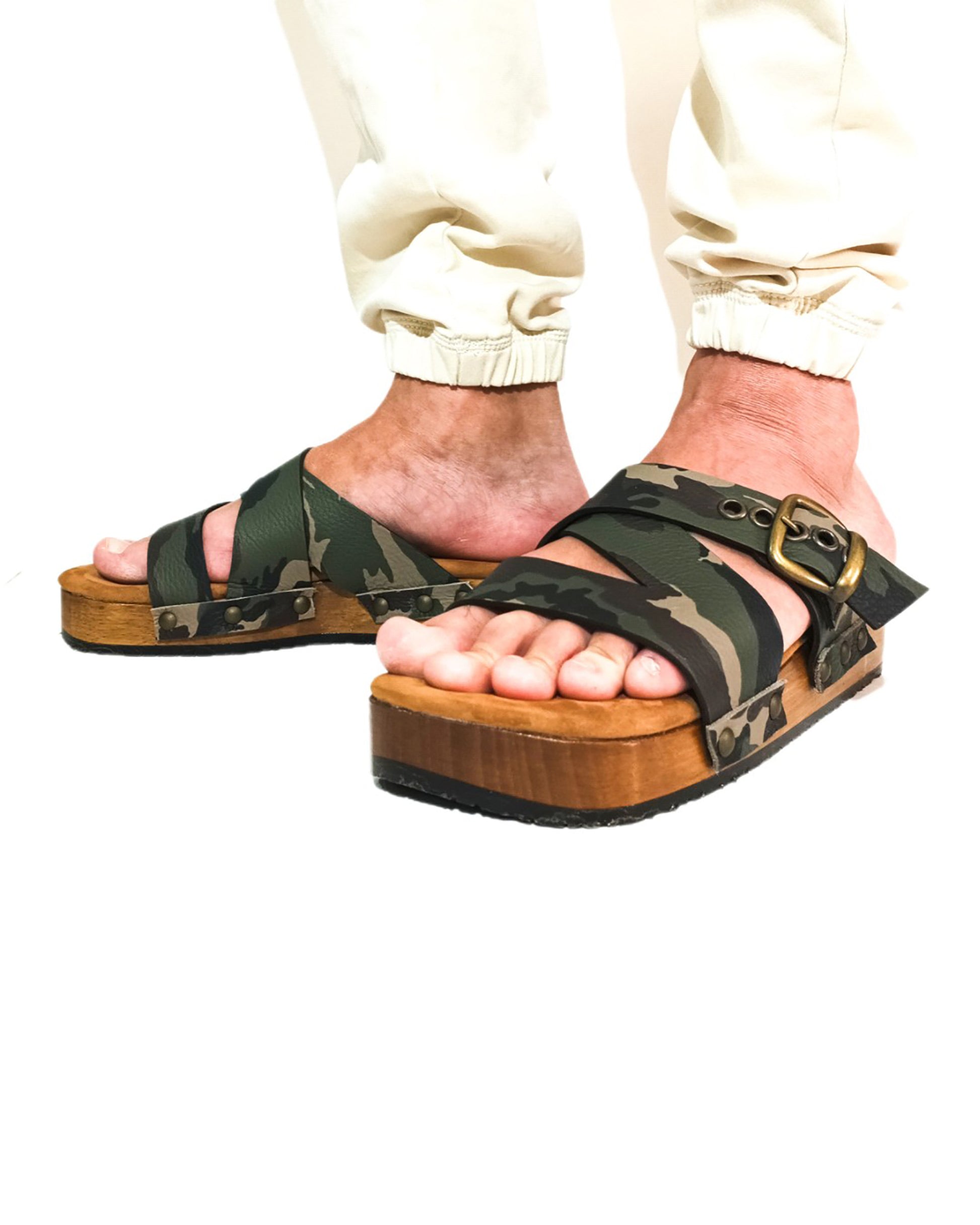 Clog sandals for men in military style. Men's leather sandals made in genuine leather. Clog sandals for men with a unique style. Military sandals is an exclusive design by Sol Caleyo.