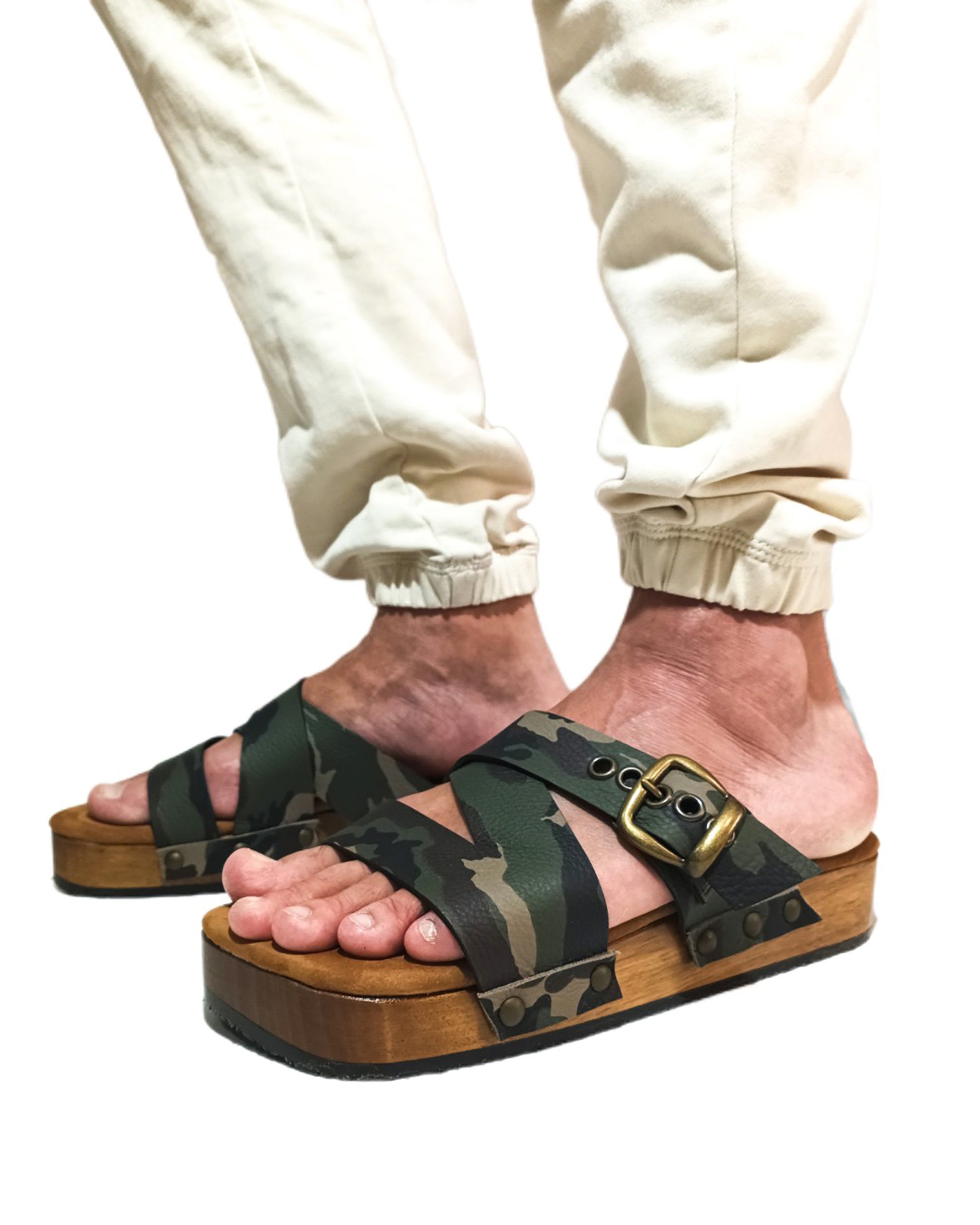 Clog sandals for men in military style. Men's leather sandals made in genuine leather. Clog sandals for men with a unique style. Military sandals is an exclusive design by Sol Caleyo.