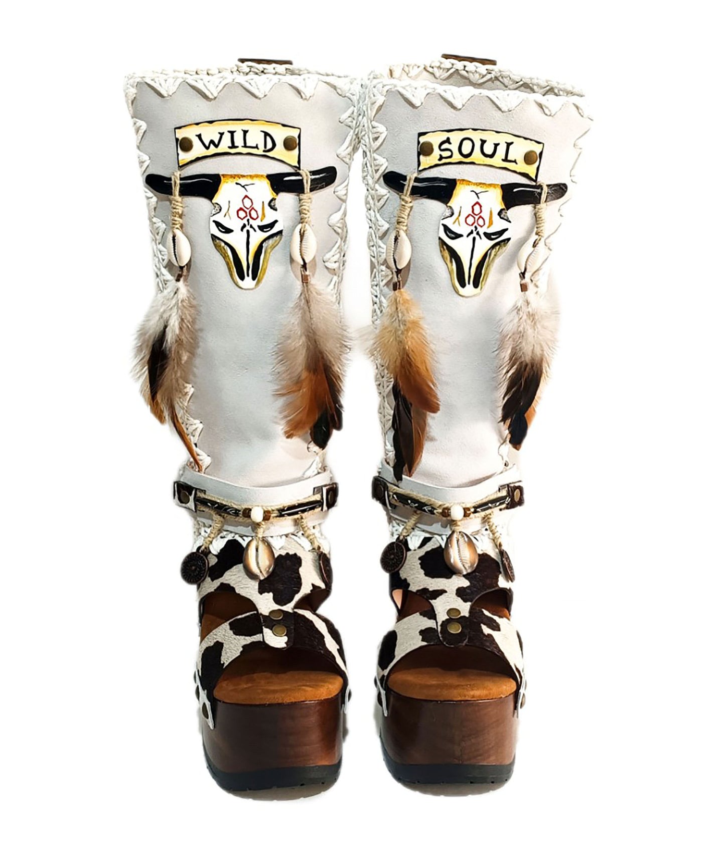 Boots in colt leather with cow print, painted with buffalo head. Platform boots with high wooden heel. Cowboy style boots. High quality leather footwear handmade by Sol Caleyo.