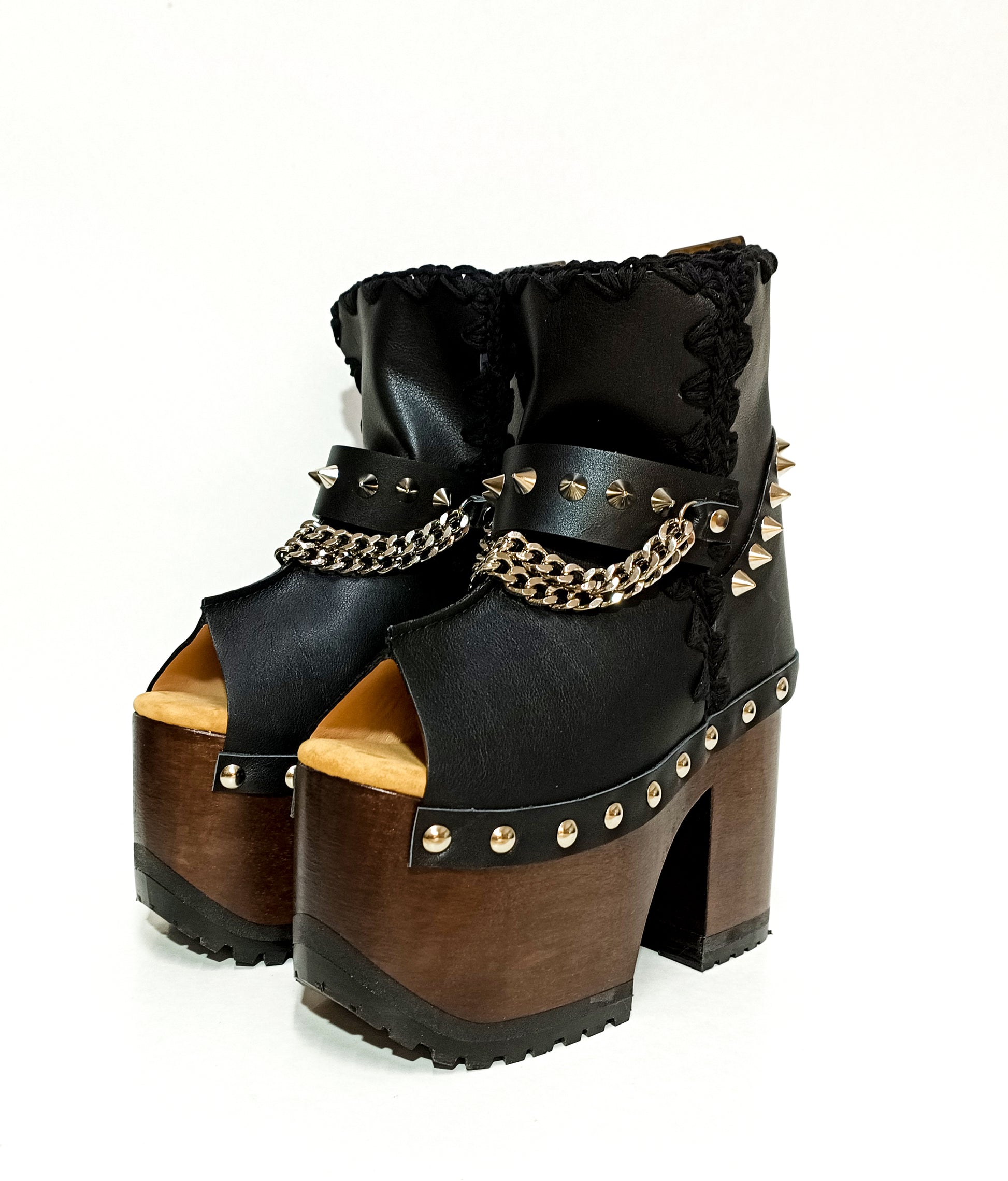 Black leather platform boot. Leather boot with super high wooden heel. Leather peep toe boot decorated with studs and silver chains. Platform boots with platform heel. Sizes 34 to 47. High quality leather shoes handmade by sol Caleyo. Sustainable fashion.
