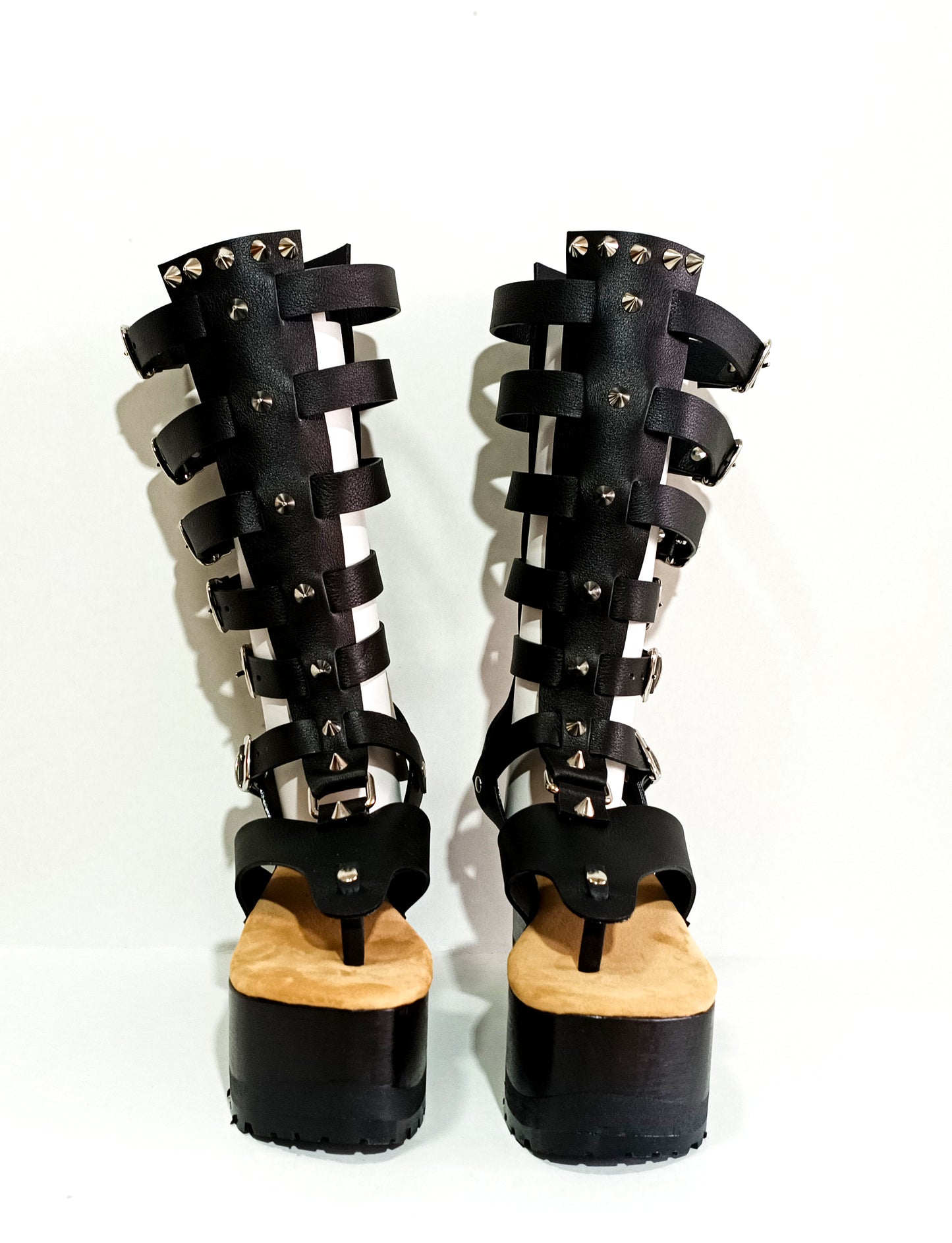 Sandal with straps, flip flop style. Flip flop style sandal with wooden wedge. Flip flop style clog sandal with silver studs. Gladiator style leather sandal. Sizes 34 to 47. High quality handmade leather shoes by sol Caleyo. Sustainable fashion.