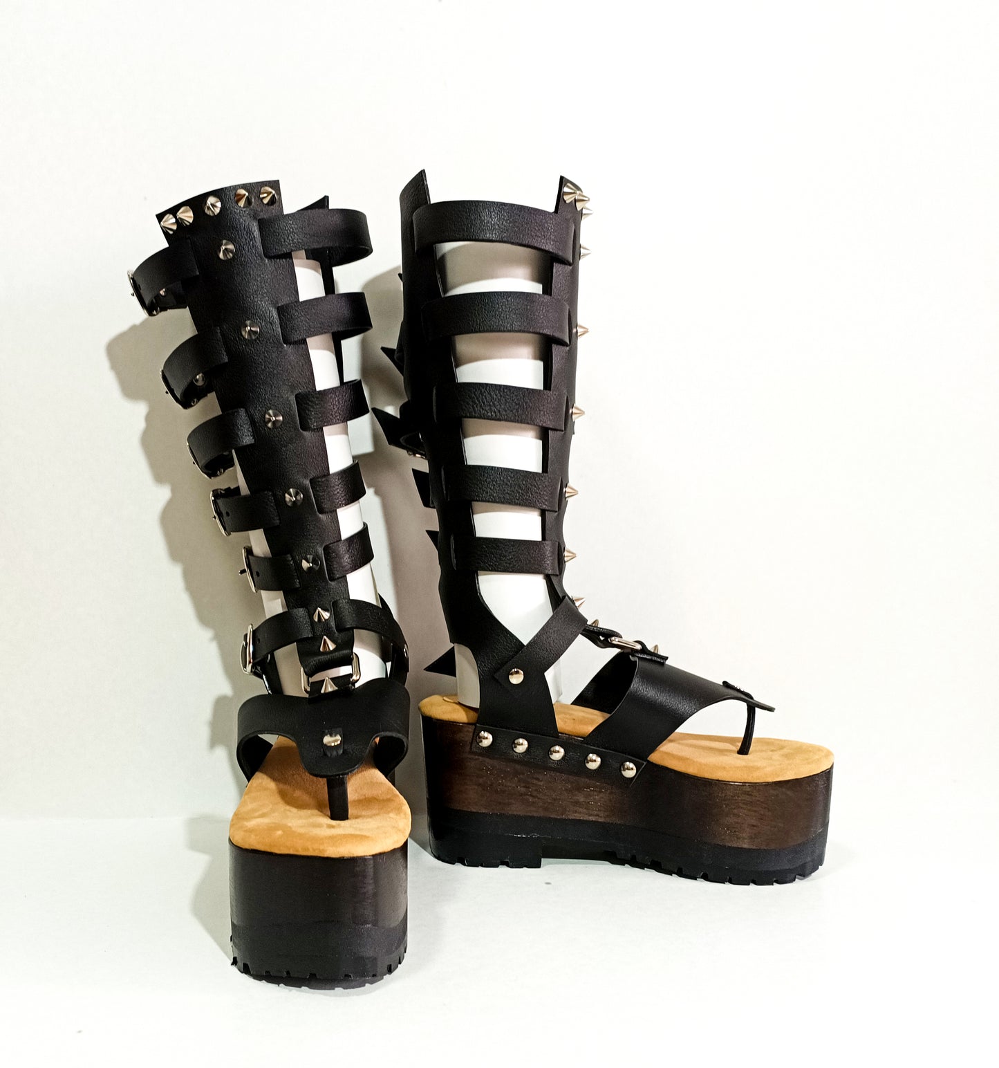 Sandal with straps, flip flop style. Flip flop style sandal with wooden wedge. Flip flop style clog sandal with silver studs. Gladiator style leather sandal. Sizes 34 to 47. High quality handmade leather shoes by sol Caleyo. Sustainable fashion.
