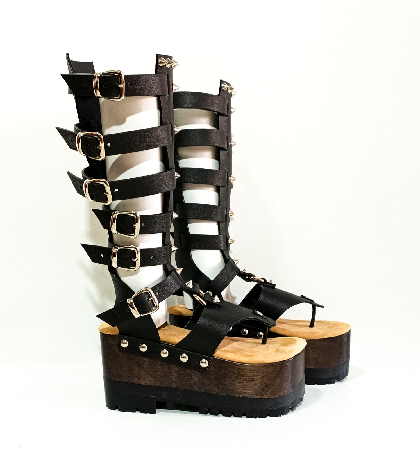 Sandal with straps, flip flop style. Flip flop style sandal with wooden wedge. Flip flop style clog sandal with silver studs. Gladiator style leather sandal. Sizes 34 to 47. High quality handmade leather shoes by sol Caleyo. Sustainable fashion.