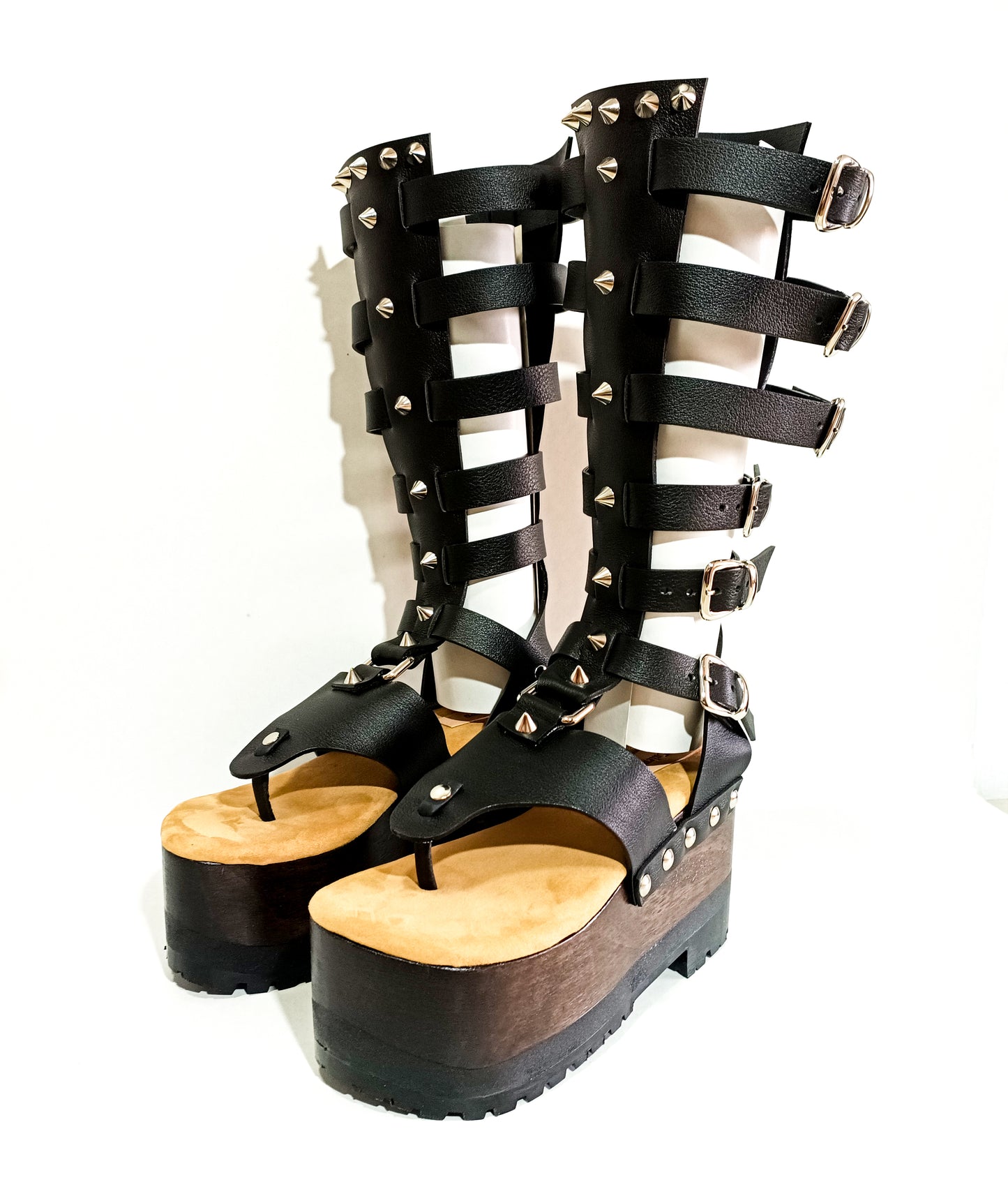 Sandal with straps, flip flop style. Flip flop style sandal with wooden wedge. Flip flop style clog sandal with silver studs. Gladiator style leather sandal. Sizes 34 to 47. High quality handmade leather shoes by sol Caleyo. Sustainable fashion.