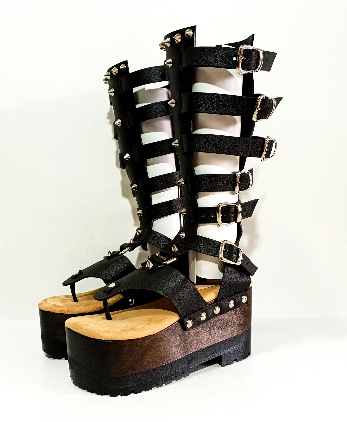 Sandal with straps, flip flop style. Flip flop style sandal with wooden wedge. Flip flop style clog sandal with silver studs. Gladiator style leather sandal. Sizes 34 to 47. High quality handmade leather shoes by sol Caleyo. Sustainable fashion.