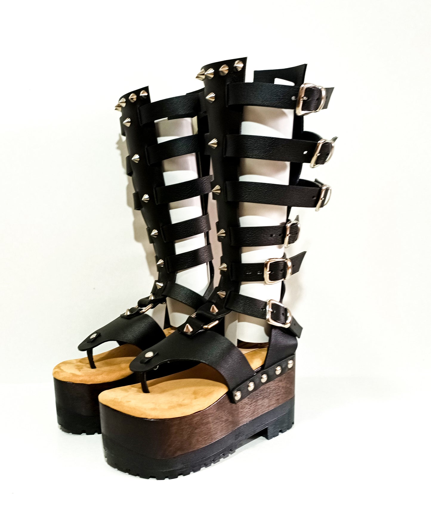 Sandal with straps, flip flop style. Flip flop style sandal with wooden wedge. Flip flop style clog sandal with silver studs. Gladiator style leather sandal. Sizes 34 to 47. High quality handmade leather shoes by sol Caleyo. Sustainable fashion.