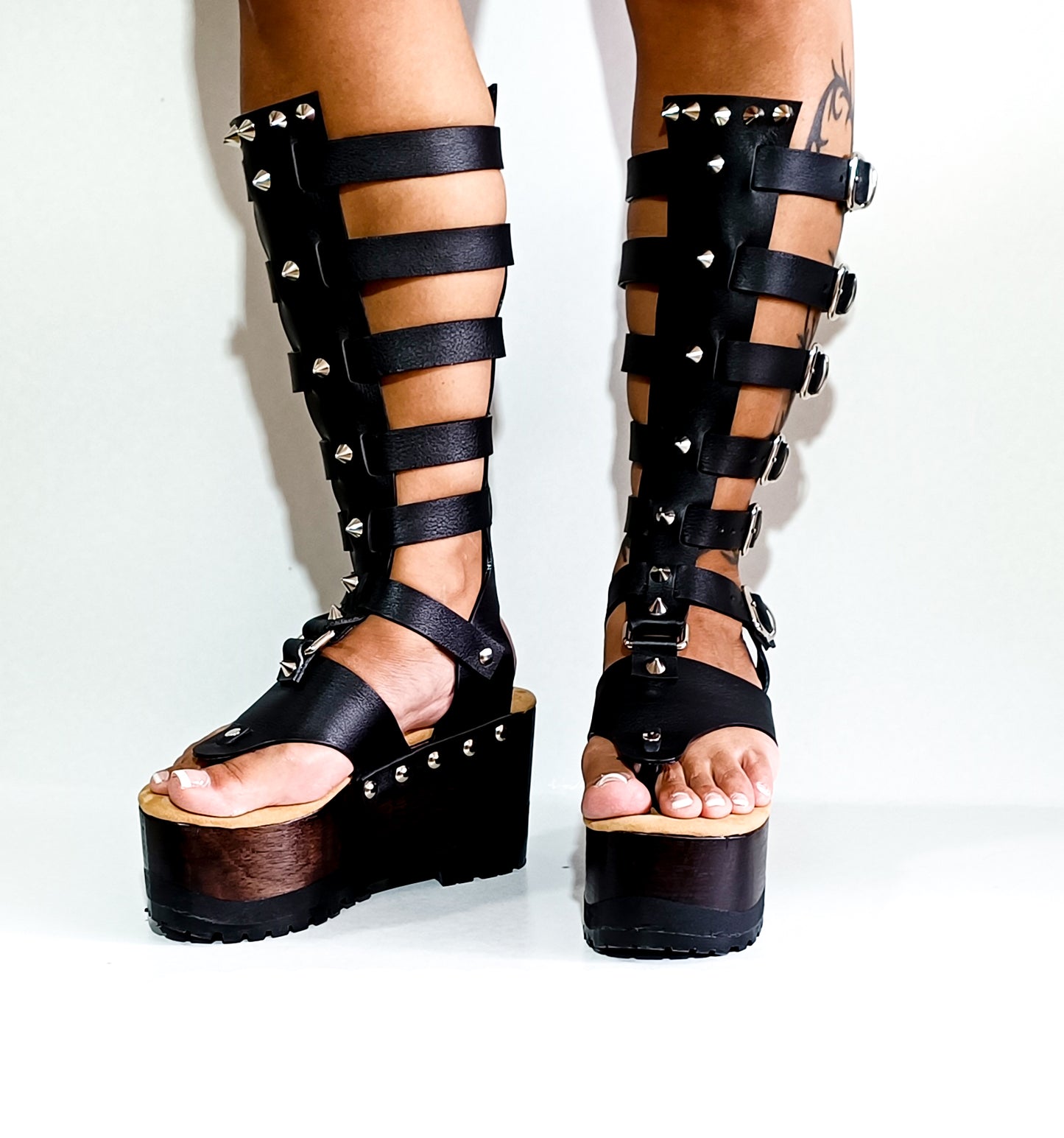 Sandal with straps, flip flop style. Flip flop style sandal with wooden wedge. Flip flop style clog sandal with silver studs. Gladiator style leather sandal. Sizes 34 to 47. High quality handmade leather shoes by sol Caleyo. Sustainable fashion.