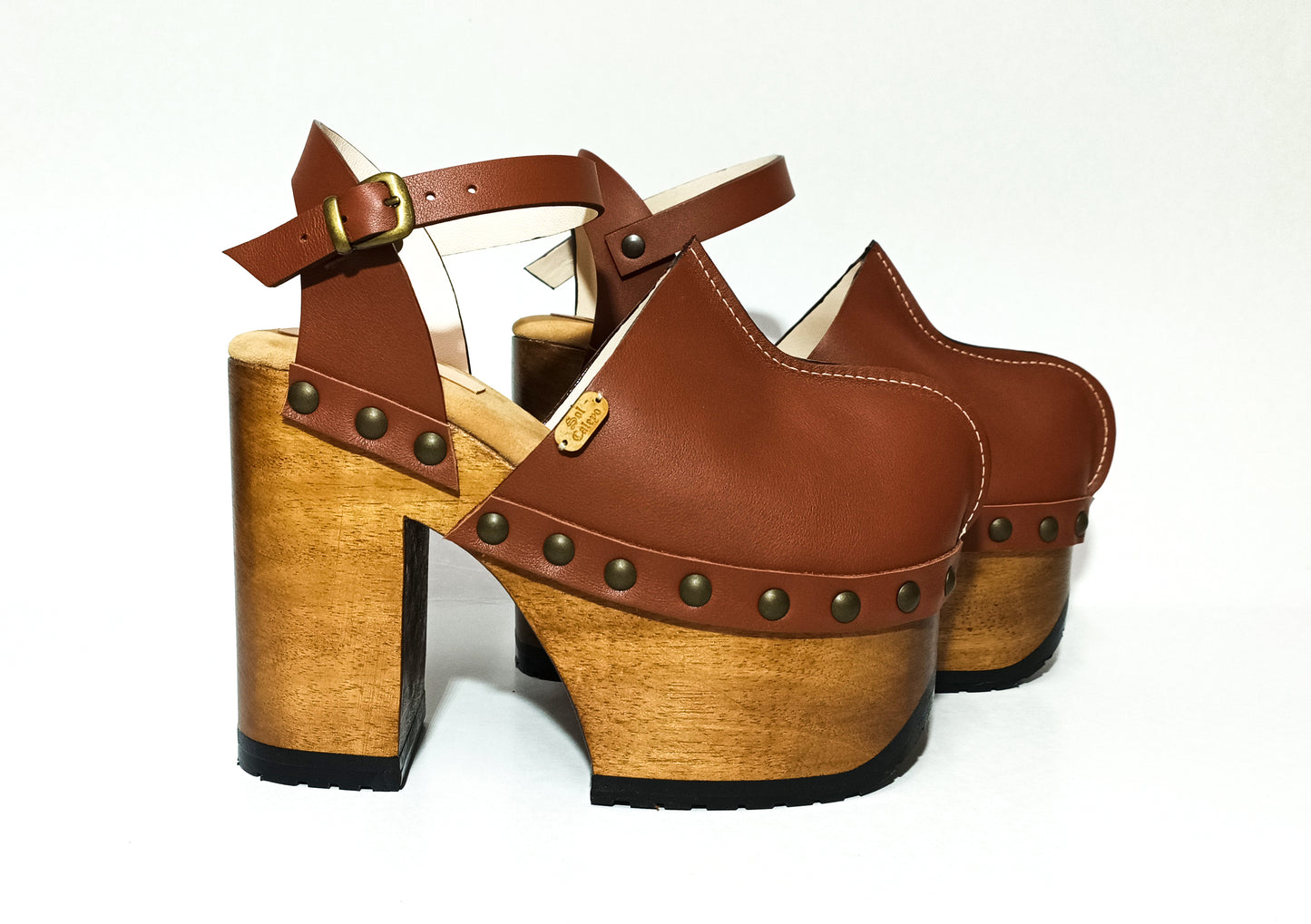 Platform clogs with super high heel and vintage 70s style. Vintage style brown leather clogs. Super high wooden heel. Sizes 34 to 47. High quality handmade leather shoes.