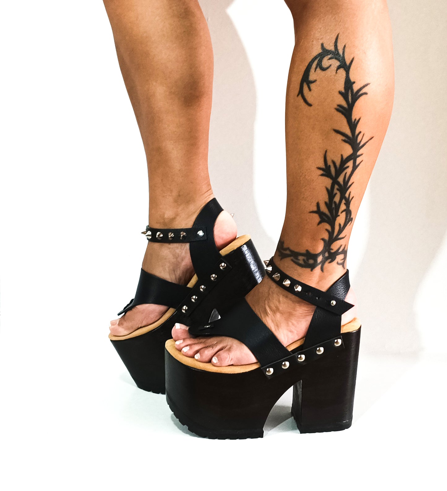 Flip flop style platform sandal. Flip flop style clog sandal. Black flip flop style sandal with silver studs. Black leather flip flop style wooden heel with silver studs. Sizes 34 to 47. Handmade leather shoes by sol Caleyo.