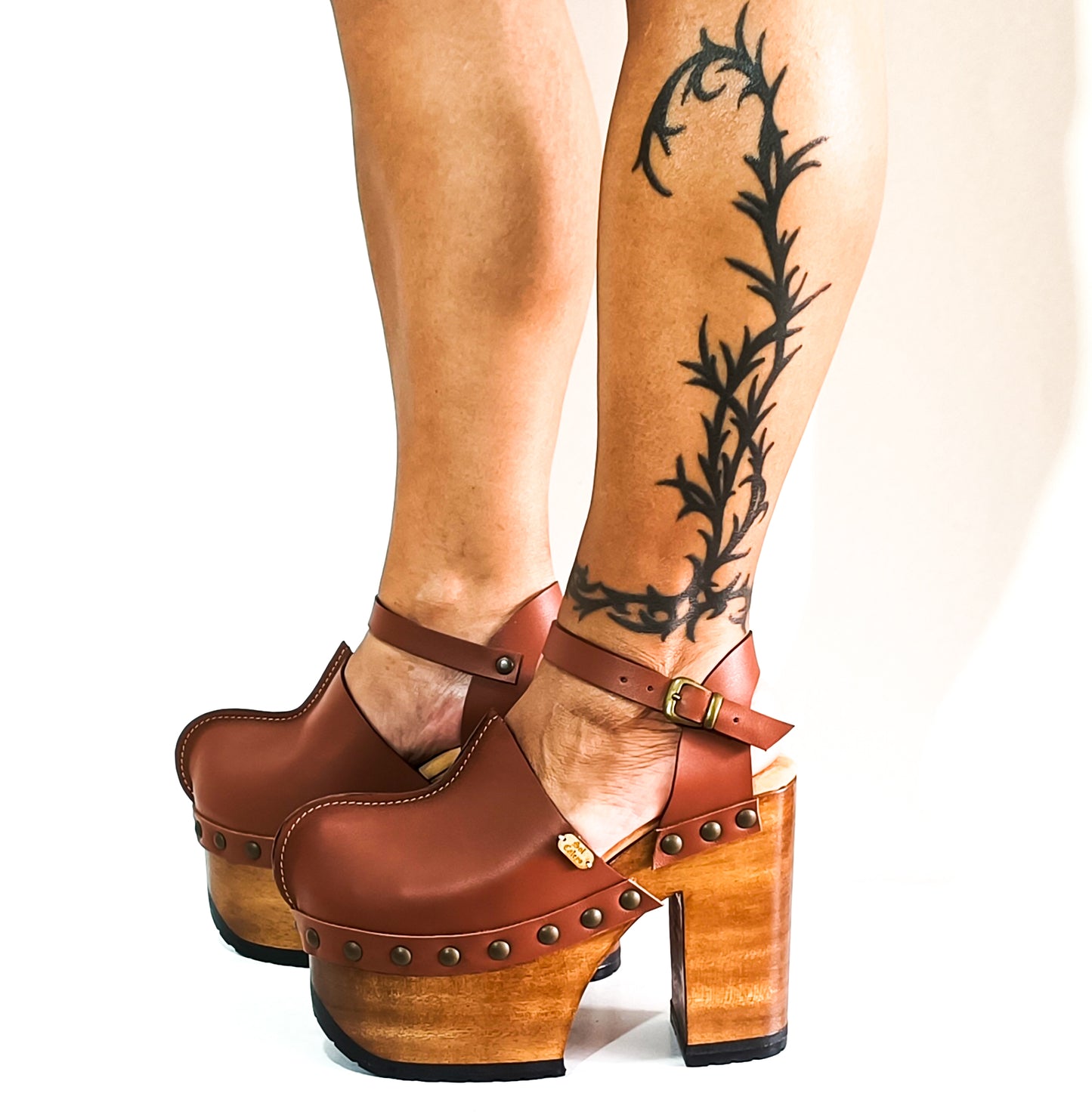 Platform clogs with super high heel and vintage 70s style. Vintage style brown leather clogs. Super high wooden heel. Sizes 34 to 47. High quality handmade leather shoes.