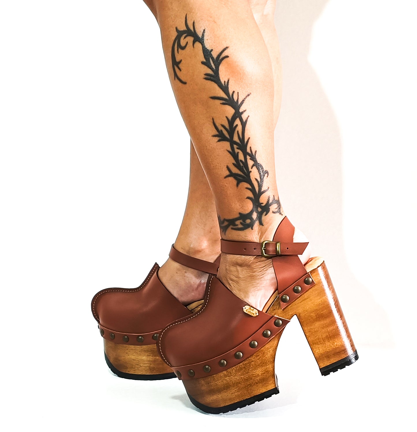 Platform clogs with super high heel and vintage 70s style. Vintage style brown leather clogs. Super high wooden heel. Sizes 34 to 47. High quality handmade leather shoes.