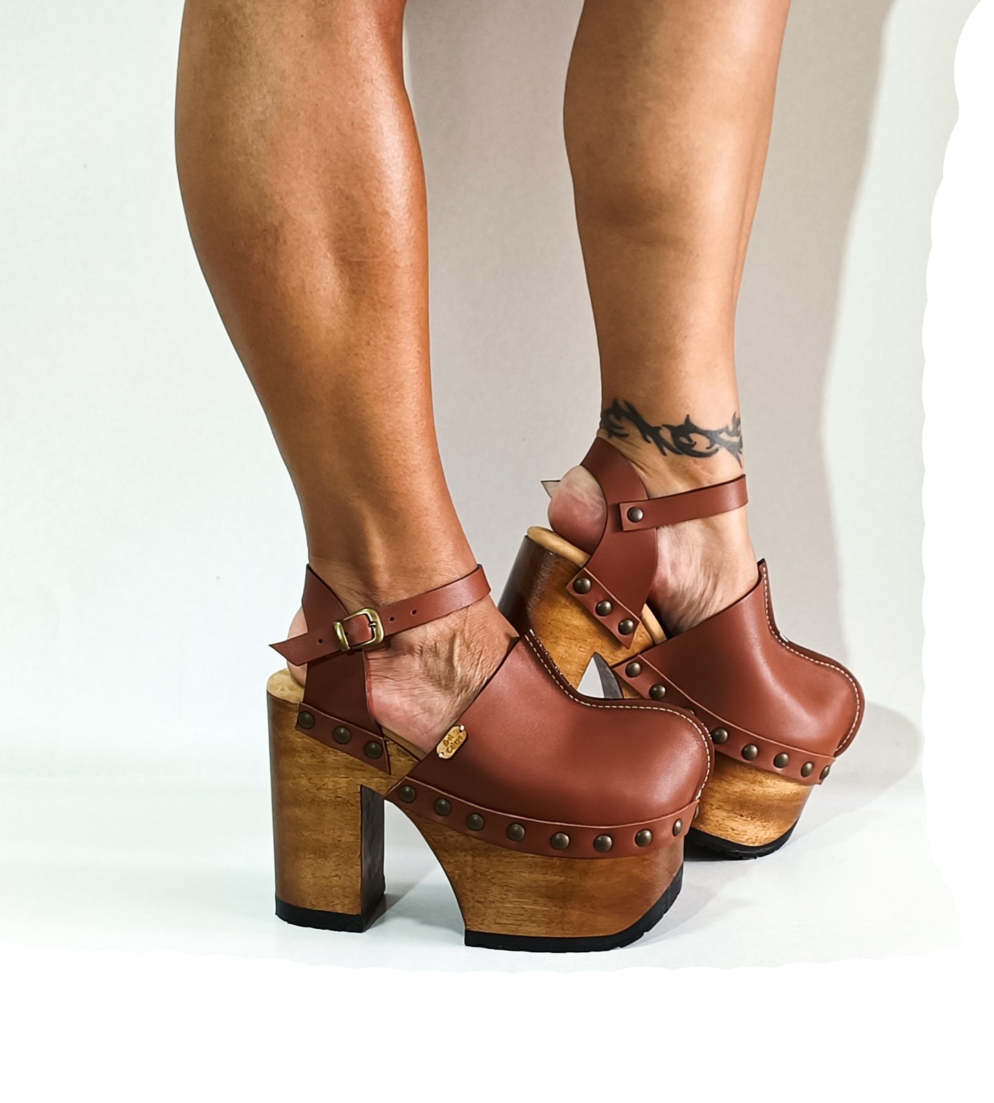 Platform clogs with super high heel and vintage 70s style. Vintage style brown leather clogs. Super high wooden heel. Sizes 34 to 47. High quality handmade leather shoes.