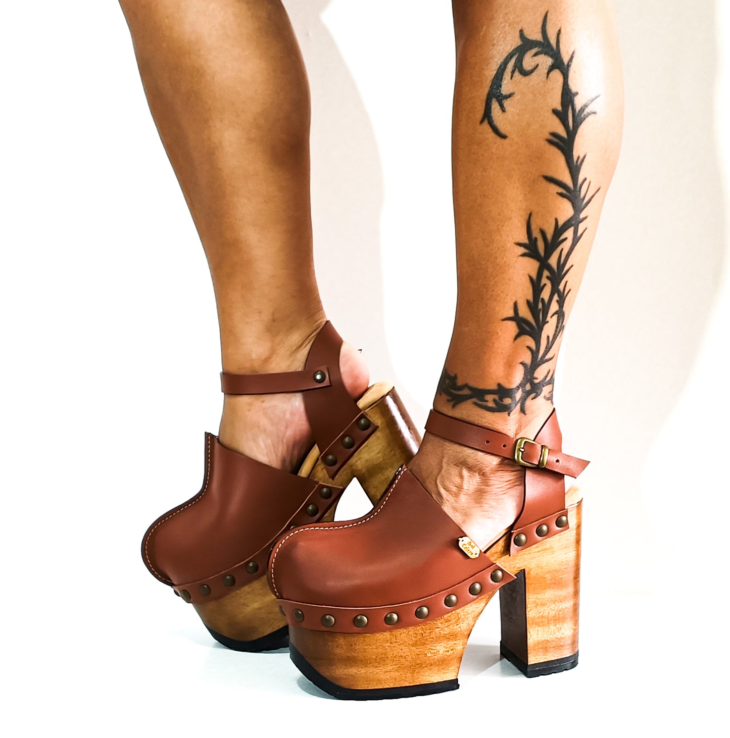 Platform clogs with super high heel and vintage 70s style. Vintage style brown leather clogs. Super high wooden heel. Sizes 34 to 47. High quality handmade leather shoes.