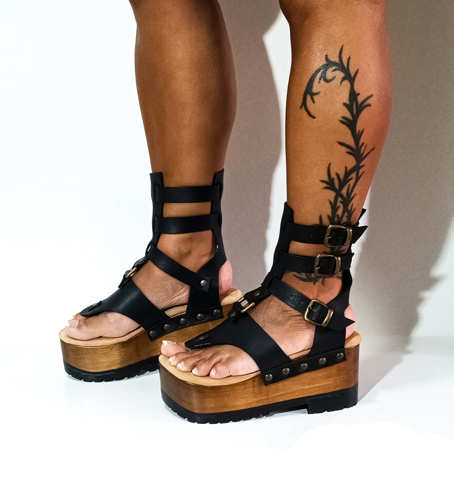 Sandal with straps, flip flop style. Flip flop style sandal with wooden wedge. Flip flop style clog sandal. Gladiator style leather sandal. Sizes 34 to 47. High quality handmade leather shoes by sol Caleyo. Sustainable fashion.