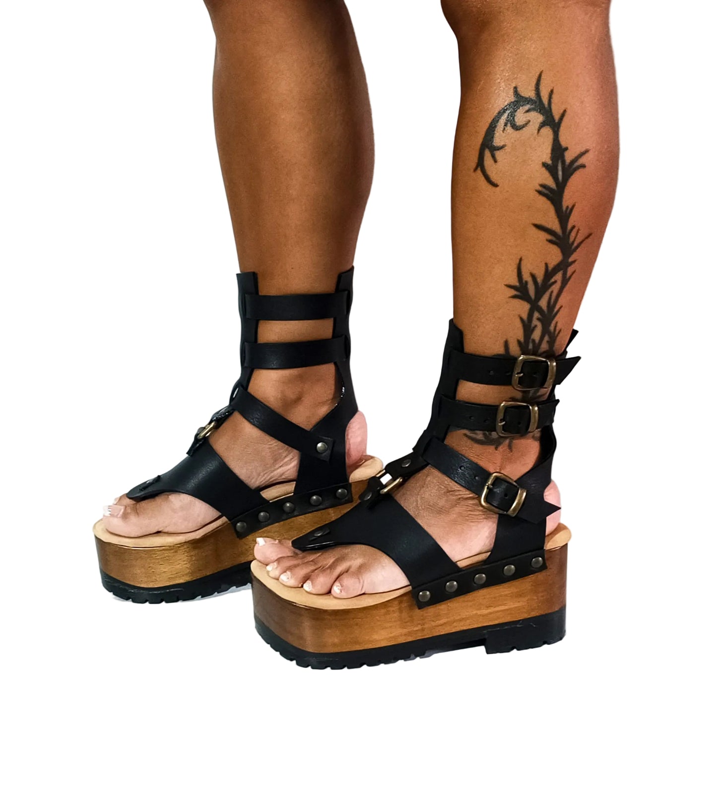 Sandal with straps, flip flop style. Flip flop style sandal with wooden wedge. Flip flop style clog sandal. Gladiator style leather sandal. Sizes 34 to 47. High quality handmade leather shoes by sol Caleyo. Sustainable fashion.