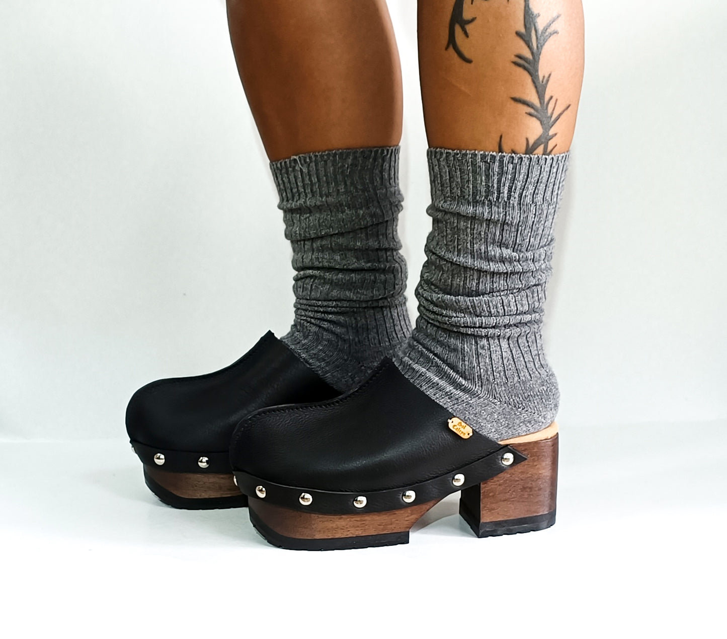 Black leather clogs. Classic vintage style leather clogs. Black clog with wooden heel. Sizes 34 to 47. High quality handmade leather shoes by sol Caleyo. Sustainable fashion.