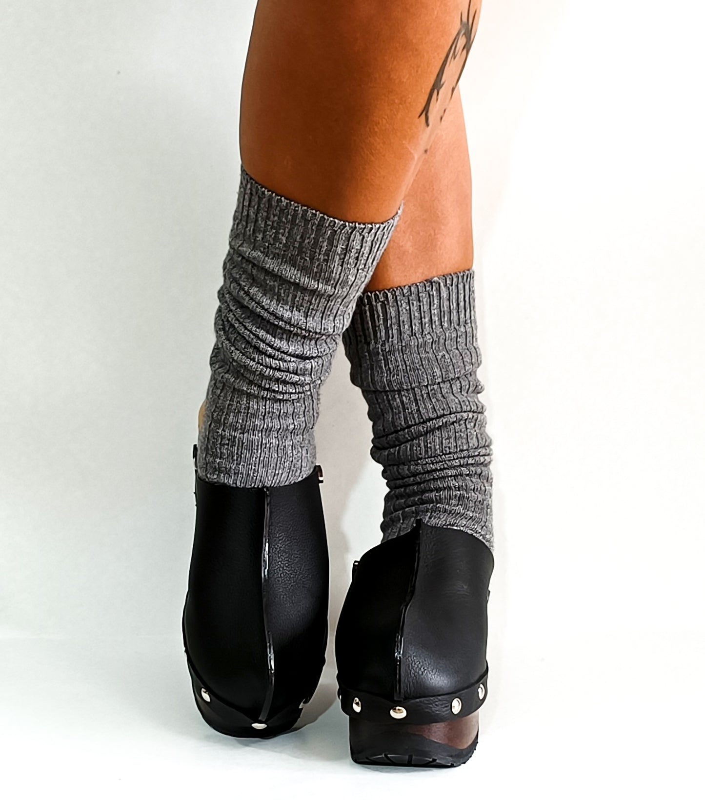 Black leather clogs. Classic vintage style leather clogs. Black clog with wooden heel. Sizes 34 to 47. High quality handmade leather shoes by sol Caleyo. Sustainable fashion.