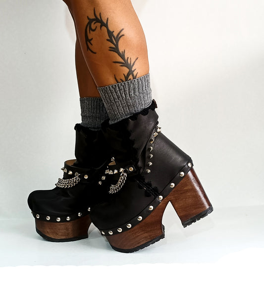 Black leather clog boot. Black leather boot decorated with studs and silver chains. Vintage style platform boot. Black leather biker style boot. Sizes 34 to 47. High quality handmade leather shoes by sol Caleyo. Sustainable fashion.