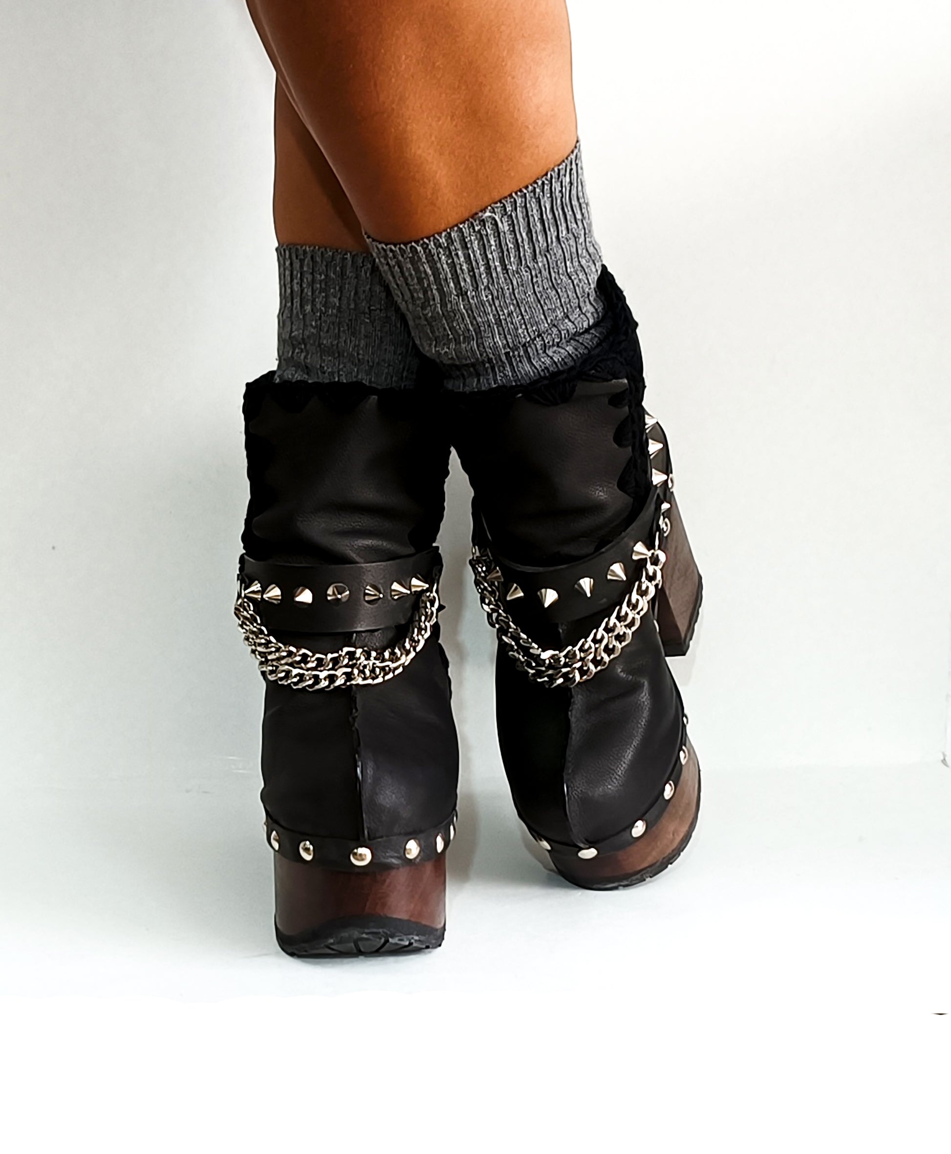 Black leather clog boot. Black leather boot decorated with studs and silver chains. Vintage style platform boot. Black leather biker style boot. Sizes 34 to 47. High quality handmade leather shoes by sol Caleyo. Sustainable fashion.