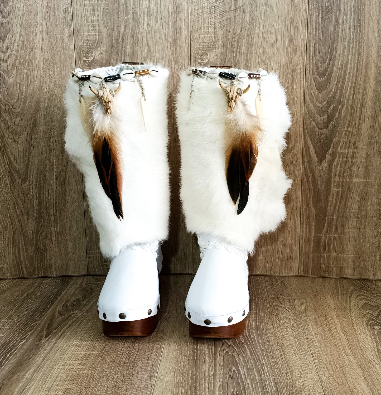 Clog boots in leather and white rabbit fur. Wooden wedge boots. Rabbit fur boots with feathers, shells and horns decoration. Bohemian style boots. Sizes 34 to 47. Handmade leather shoes of excellent quality by Sol Caleyo.