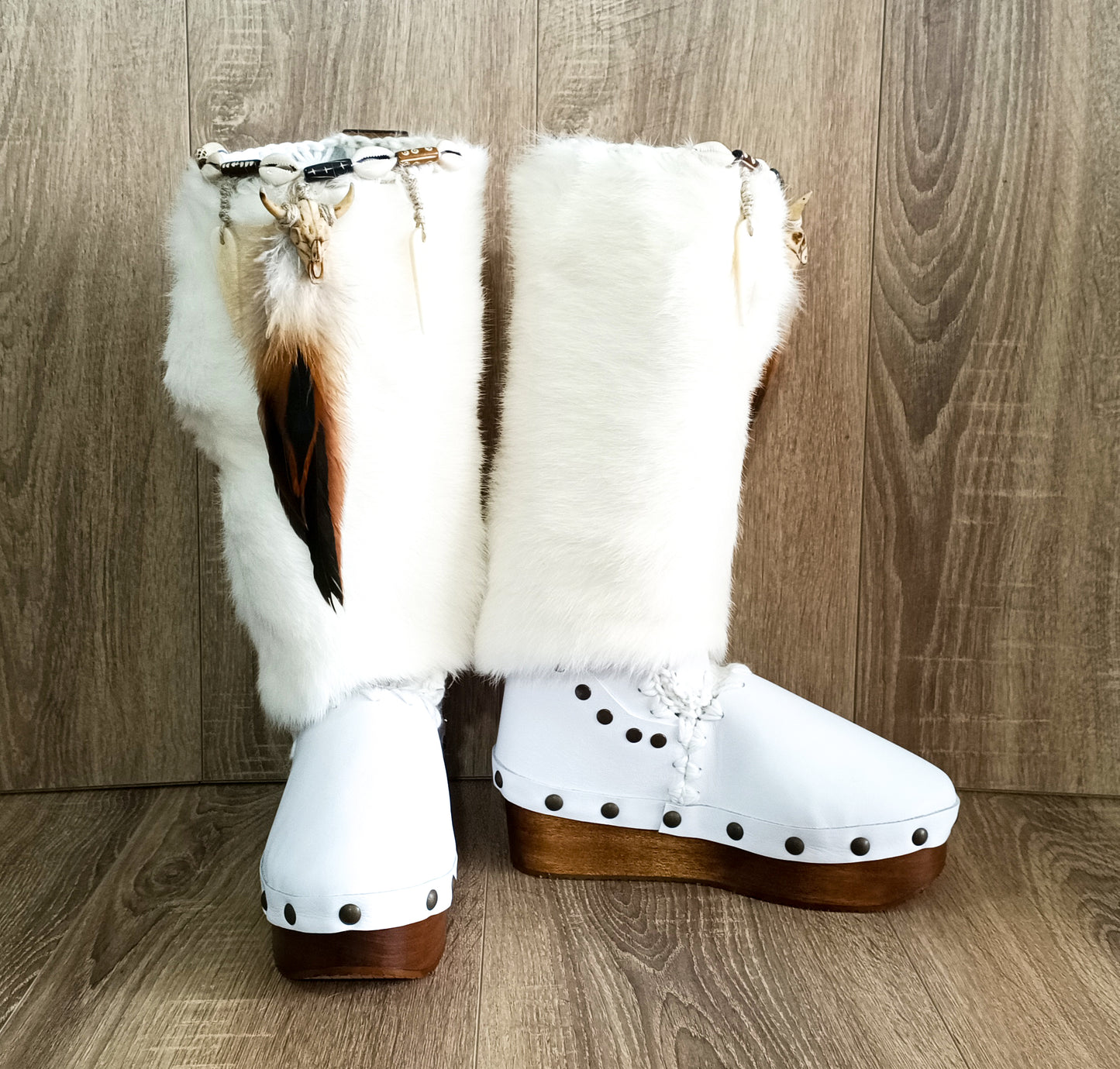 Clog boots in leather and white rabbit fur. Wooden wedge boots. Rabbit fur boots with feathers, shells and horns decoration. Bohemian style boots. Sizes 34 to 47. Handmade leather shoes of excellent quality by Sol Caleyo.