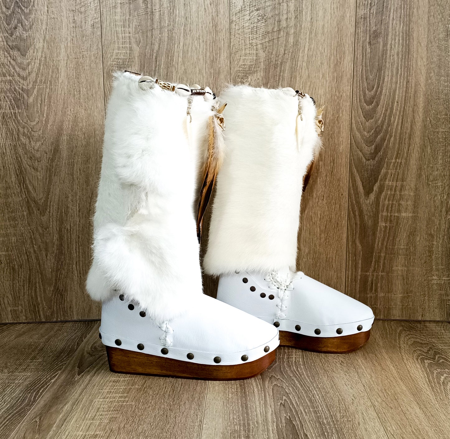 Clog boots in leather and white rabbit fur. Wooden wedge boots. Rabbit fur boots with feathers, shells and horns decoration. Bohemian style boots. Sizes 34 to 47. Handmade leather shoes of excellent quality by Sol Caleyo.