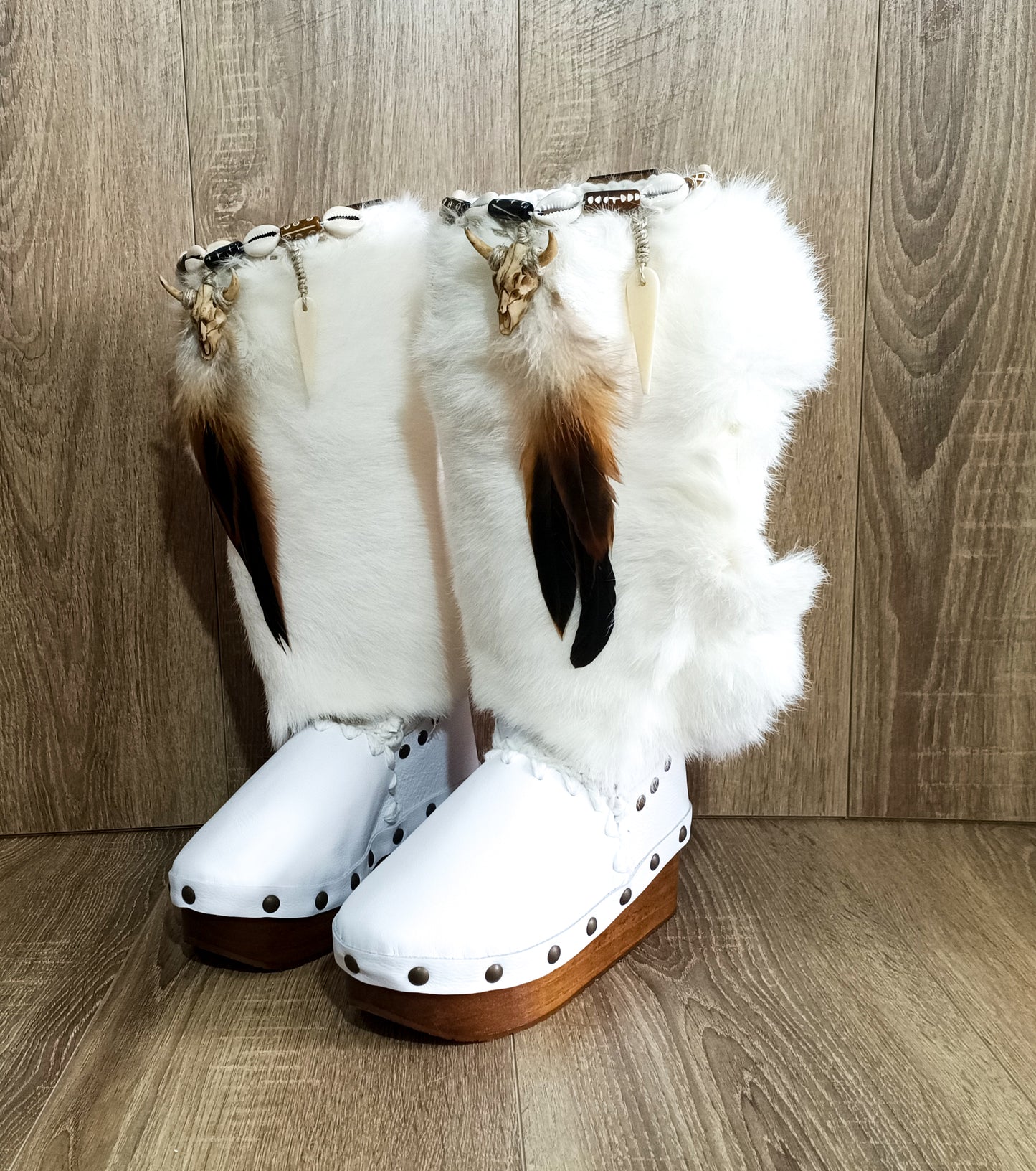Clog boots in leather and white rabbit fur. Wooden wedge boots. Rabbit fur boots with feathers, shells and horns decoration. Bohemian style boots. Sizes 34 to 47. Handmade leather shoes of excellent quality by Sol Caleyo.