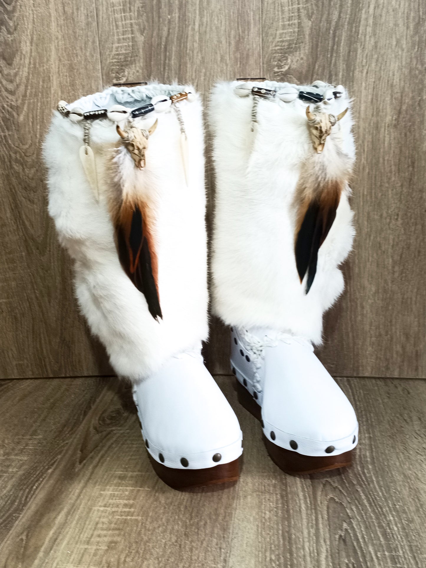 Clog boots in leather and white rabbit fur. Wooden wedge boots. Rabbit fur boots with feathers, shells and horns decoration. Bohemian style boots. Sizes 34 to 47. Handmade leather shoes of excellent quality by Sol Caleyo.