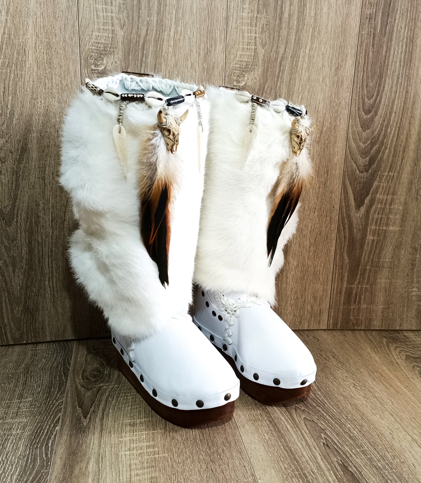 Clog boots in leather and white rabbit fur. Wooden wedge boots. Rabbit fur boots with feathers, shells and horns decoration. Bohemian style boots. Sizes 34 to 47. Handmade leather shoes of excellent quality by Sol Caleyo.