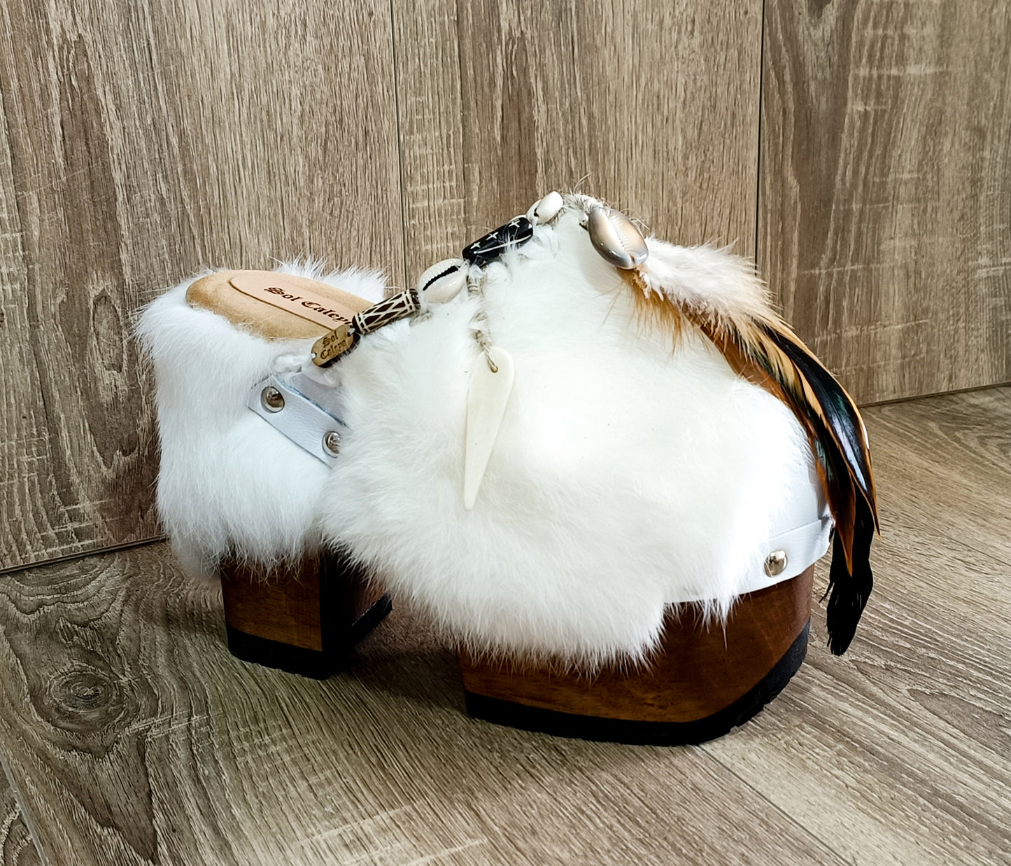White leather and rabbit fur clogs in bohemian style, decorated with feathers, horns and natural shells. White leather mule clogs with super high heel. Sizes 34 to 47. High quality leather shoes handmade by Sol Caleyo.
