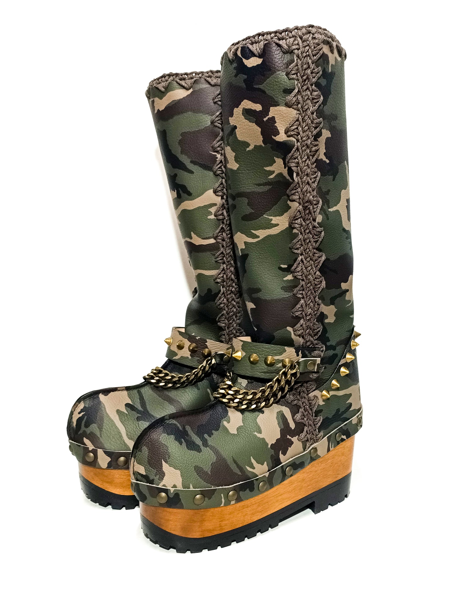 Platform clog boot in military leather. Boot with wooden wedge in military leather and old gold studs. Platform boot with wooden wedge. Sizes 34 to 47. Excellent quality handmade by Sol Caleyo.