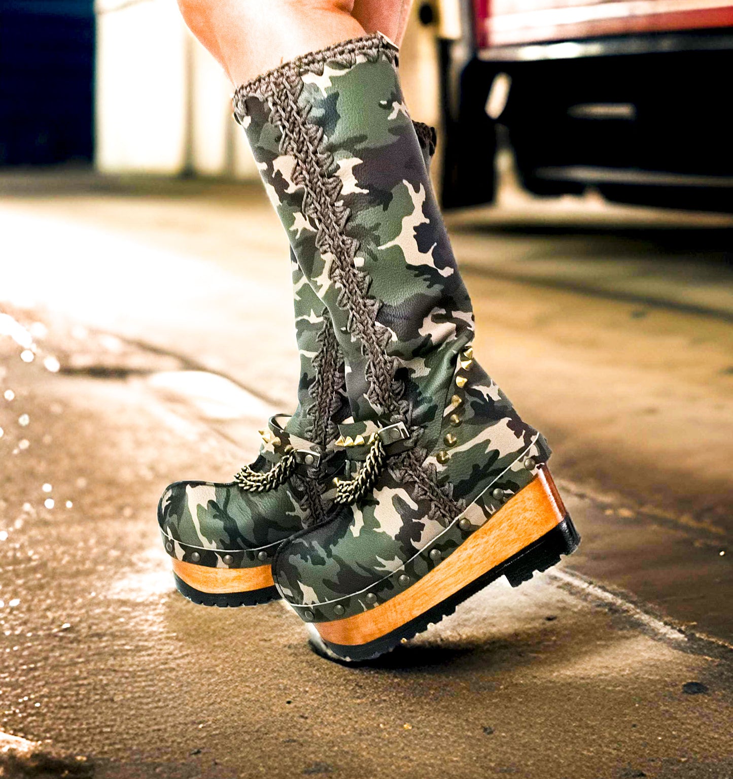 Platform clog boot in military leather. Boot with wooden wedge in military leather and old gold studs. Platform boot with wooden wedge. Sizes 34 to 47. Excellent quality handmade by Sol Caleyo.