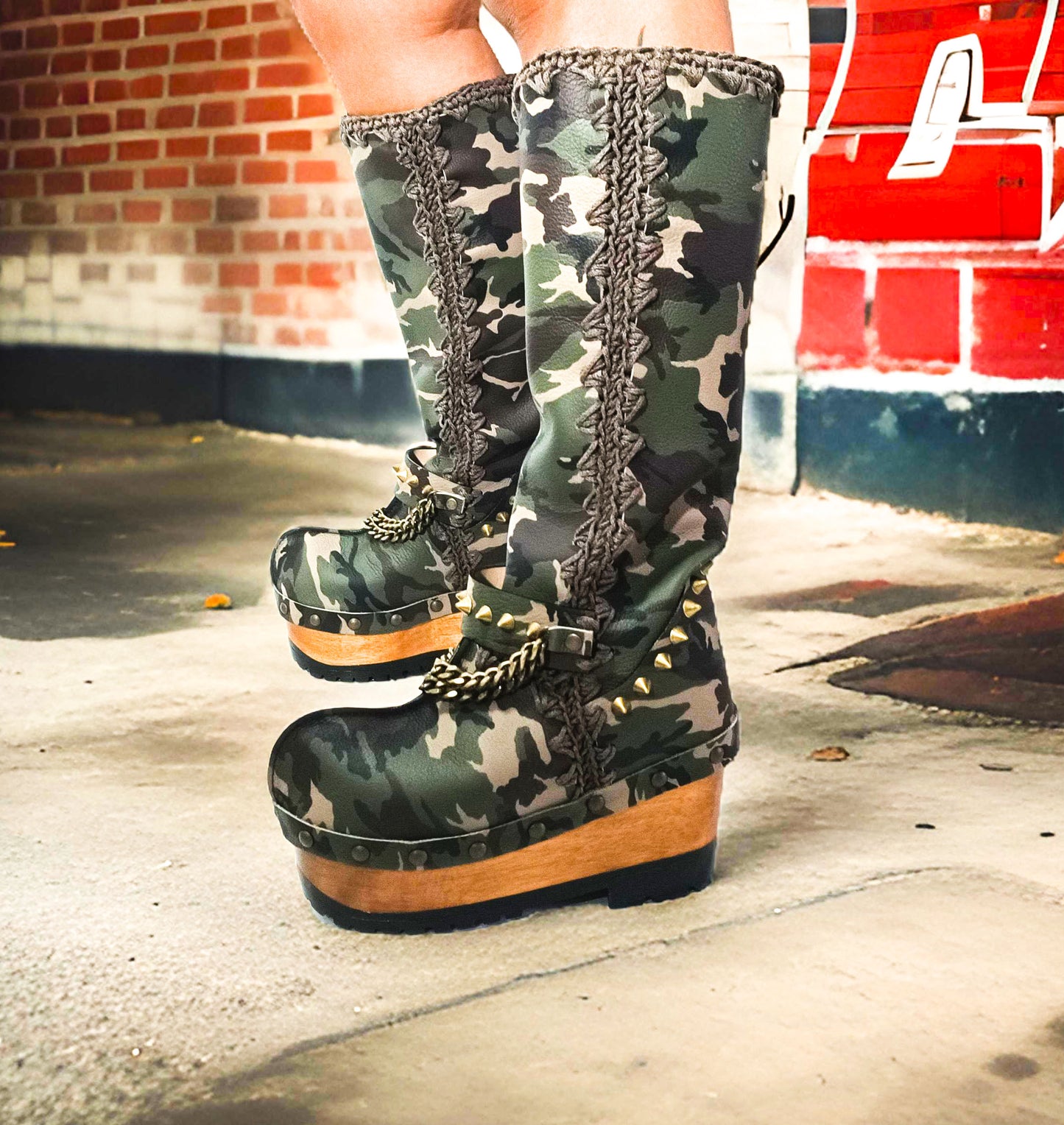 Platform clog boot in military leather. Boot with wooden wedge in military leather and old gold studs. Platform boot with wooden wedge. Sizes 34 to 47. Excellent quality handmade by Sol Caleyo.