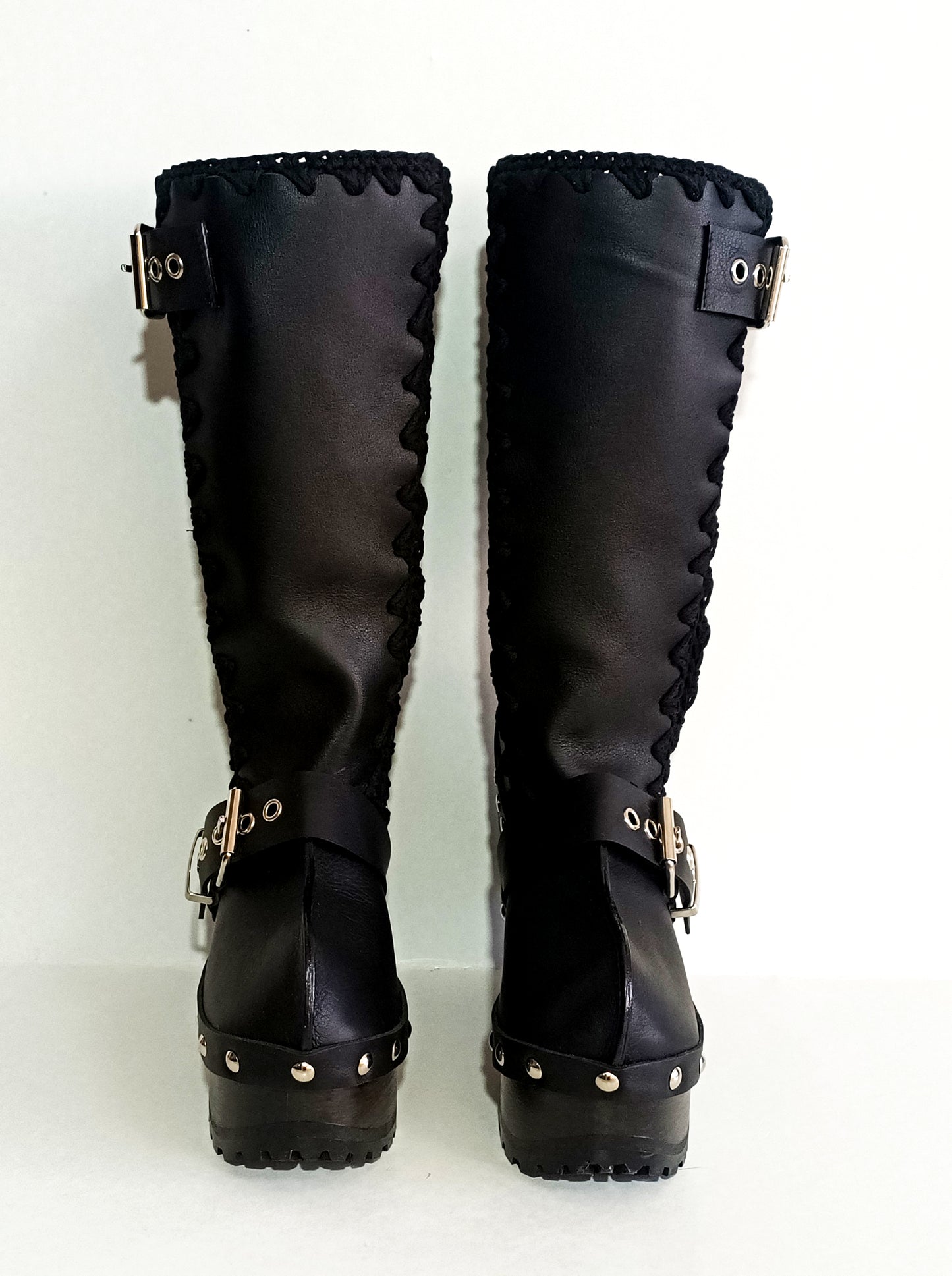 Black leather boots with silver buckles. Leather clog boots. Leather boots with wooden wedge. Vintage style leather boots. Sizes 34 to 47. High quality handmade leather shoes by sol Caleyo. Sustainable fashion.