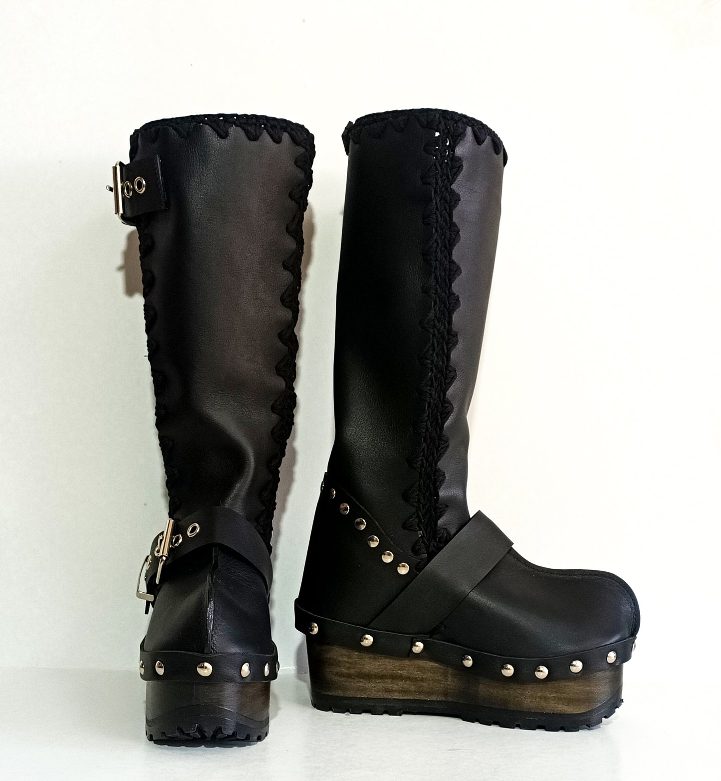 Black leather boots with silver buckles. Leather clog boots. Leather boots with wooden wedge. Vintage style leather boots. Sizes 34 to 47. High quality handmade leather shoes by sol Caleyo. Sustainable fashion.