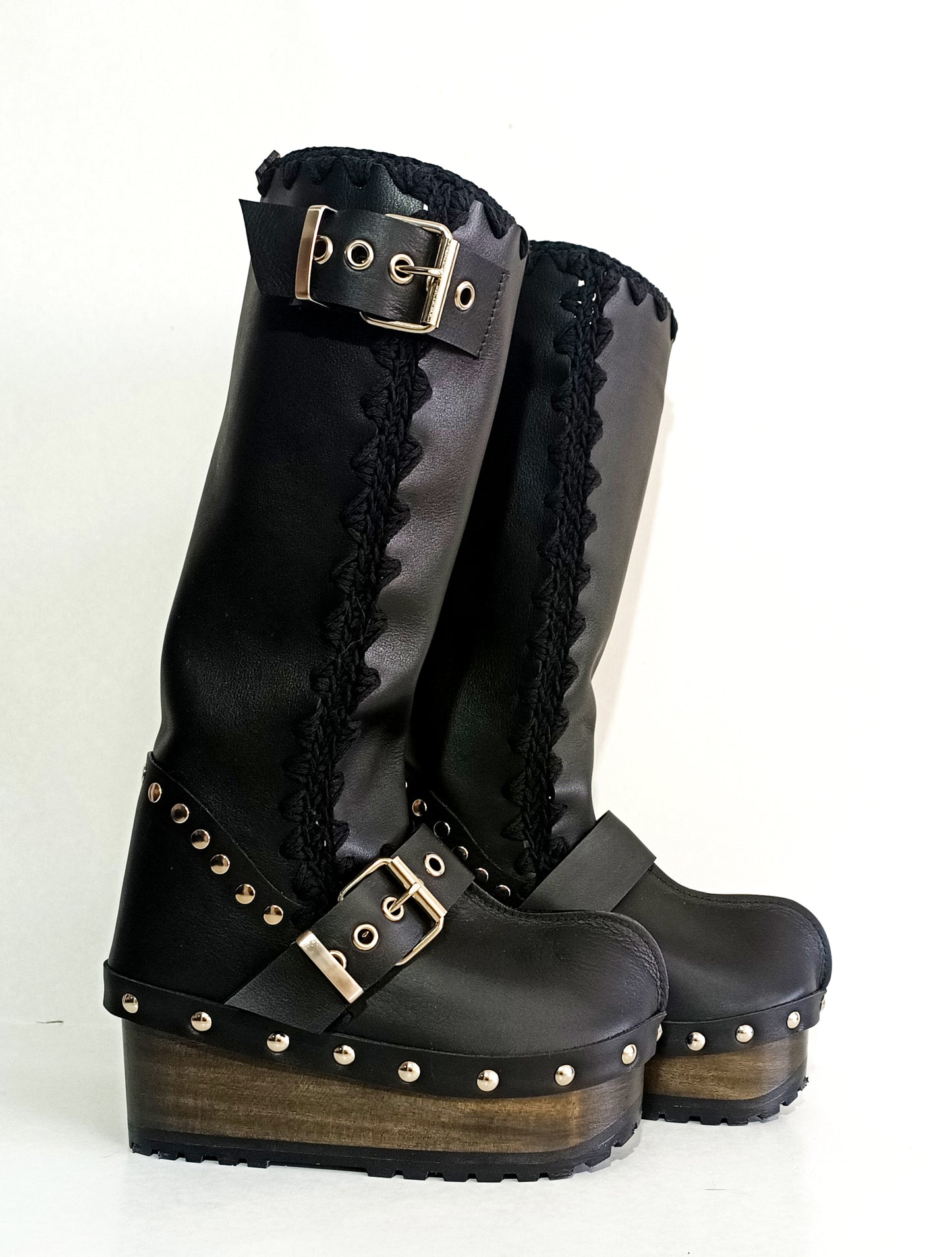 Black leather boots with silver buckles. Leather clog boots. Leather boots with wooden wedge. Vintage style leather boots. Sizes 34 to 47. High quality handmade leather shoes by sol Caleyo. Sustainable fashion.