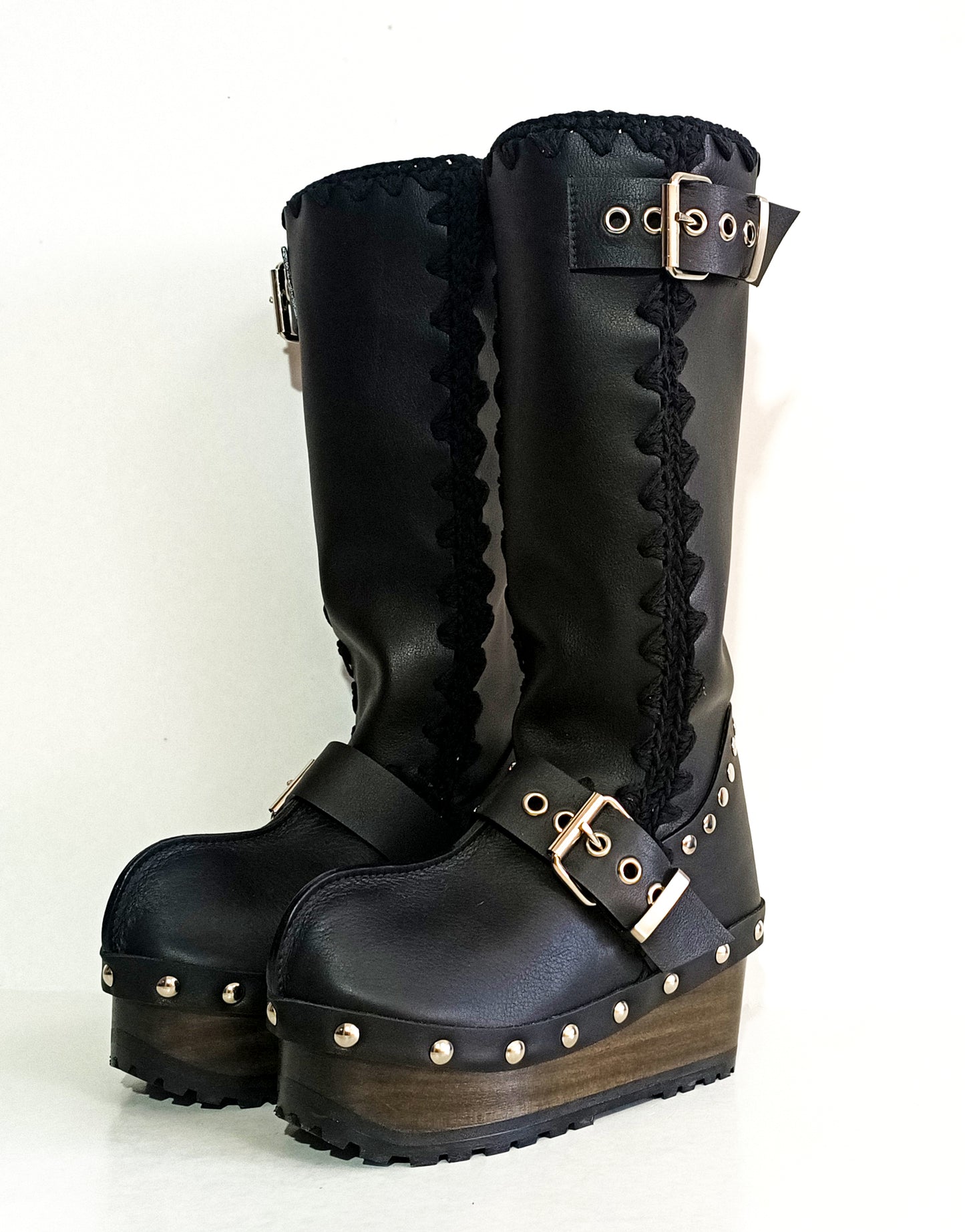 Black leather boots with silver buckles. Leather clog boots. Leather boots with wooden wedge. Vintage style leather boots. Sizes 34 to 47. High quality handmade leather shoes by sol Caleyo. Sustainable fashion.