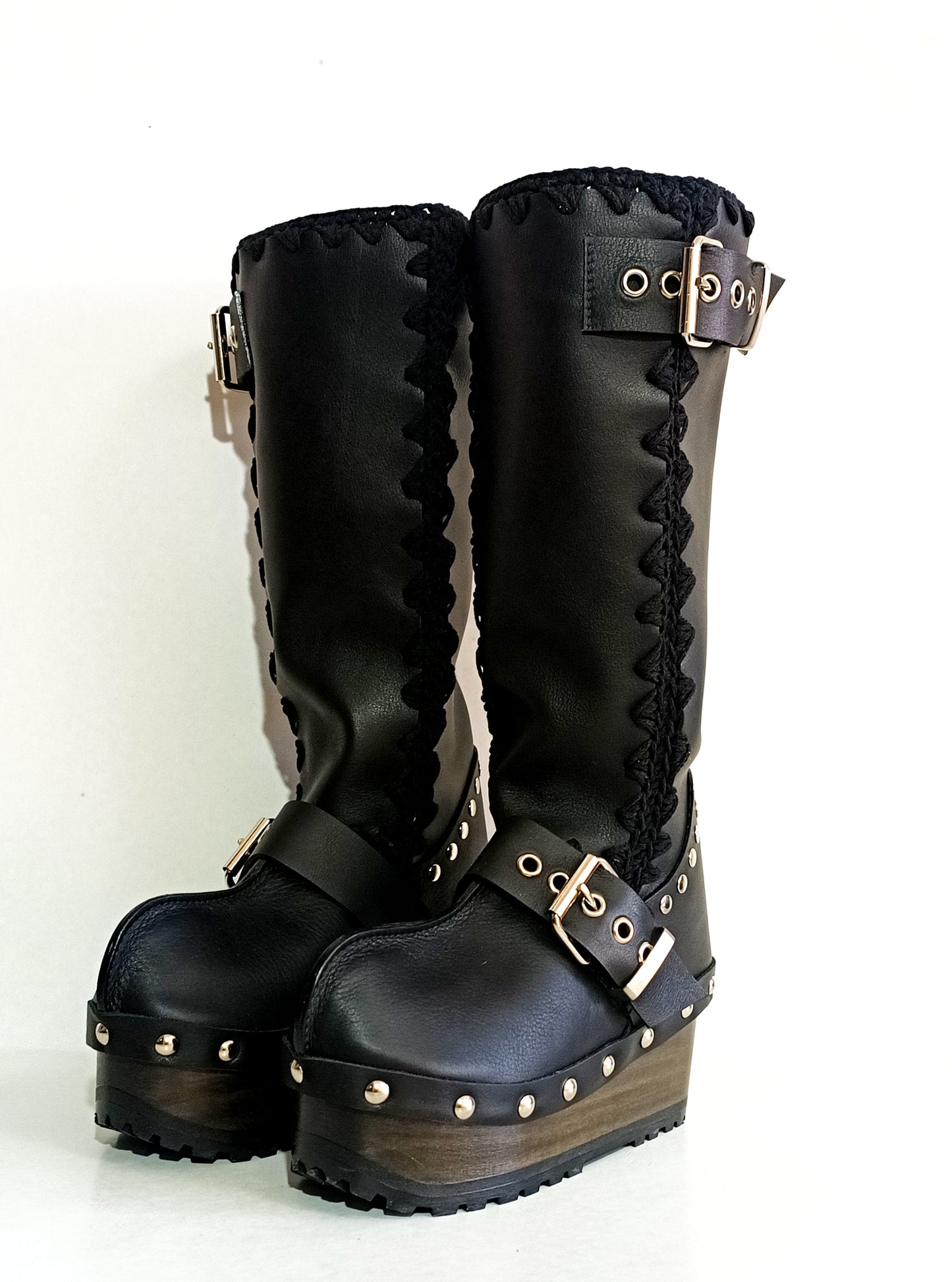 Black leather boots with silver buckles. Leather clog boots. Leather boots with wooden wedge. Vintage style leather boots. Sizes 34 to 47. High quality handmade leather shoes by sol Caleyo. Sustainable fashion.