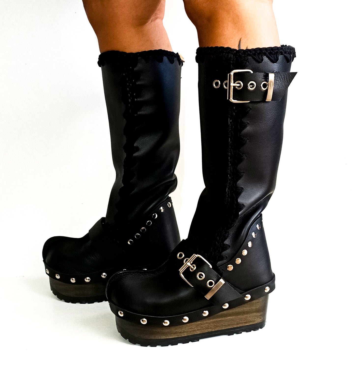 Black leather boots with silver buckles. Leather clog boots. Leather boots with wooden wedge. Vintage style leather boots. Sizes 34 to 47. High quality handmade leather shoes by sol Caleyo. Sustainable fashion.