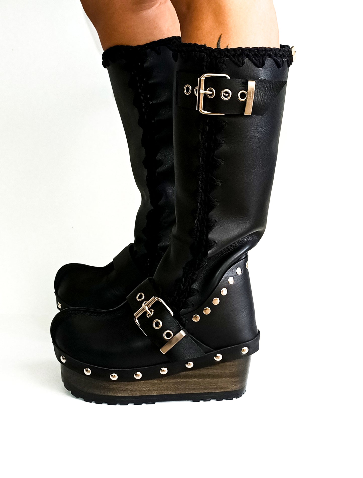 Black leather boots with silver buckles. Leather clog boots. Leather boots with wooden wedge. Vintage style leather boots. Sizes 34 to 47. High quality handmade leather shoes by sol Caleyo. Sustainable fashion.