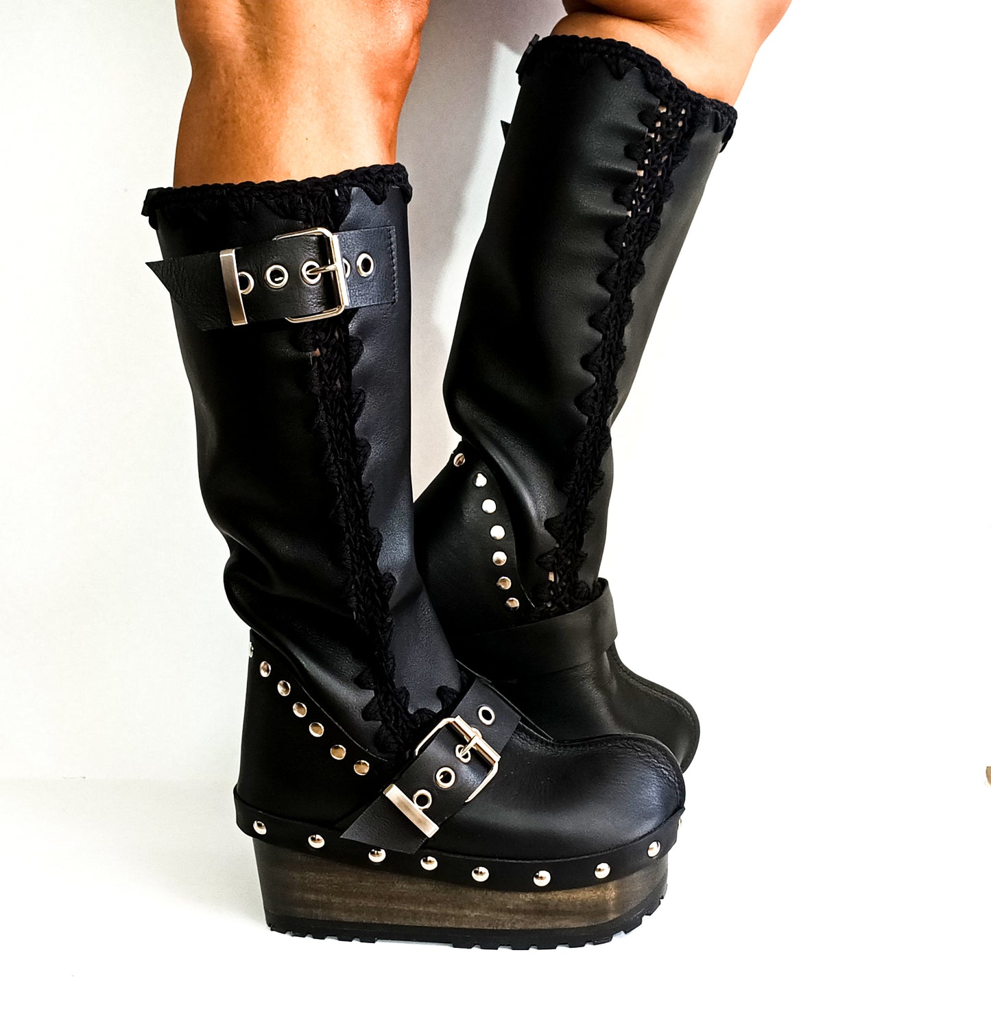 Black leather boots with silver buckles. Leather clog boots. Leather boots with wooden wedge. Vintage style leather boots. Sizes 34 to 47. High quality handmade leather shoes by sol Caleyo. Sustainable fashion.