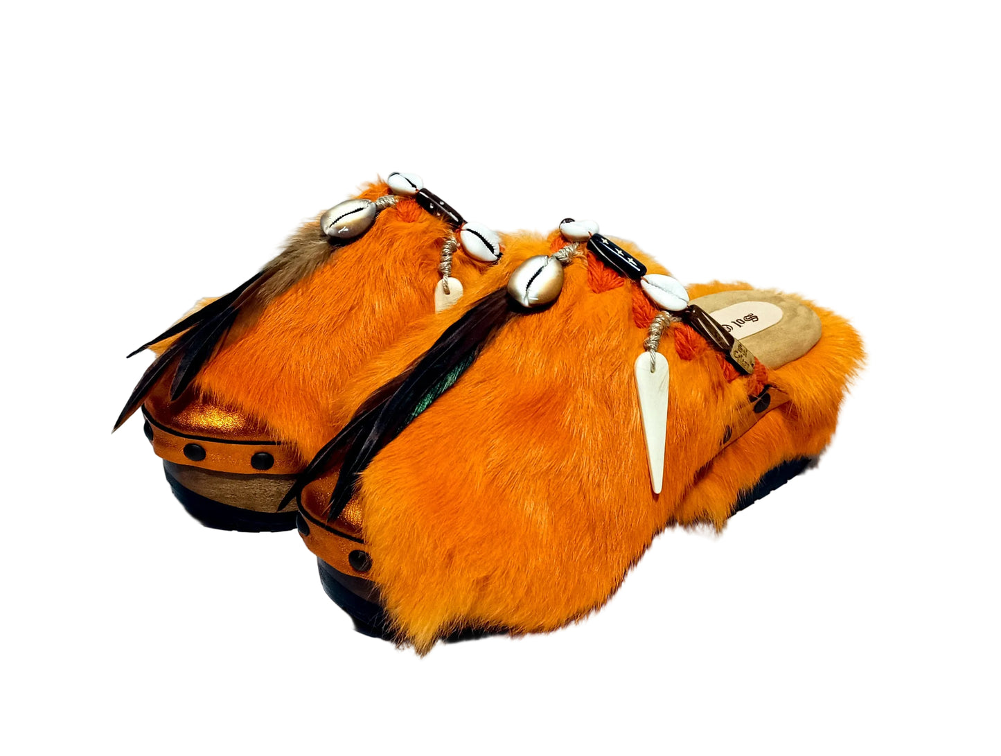 Handmade orange fur mule clogs with wooden heels. Bohemian style. Sizes 33 to 47. Special sizes.
An exclusive design by Sol Caleyo, created for those who value craftsmanship, comfort, and authentic style.